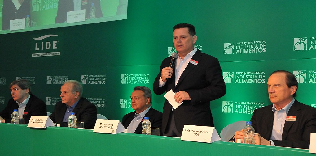 Governador Marconi Perillo afirmou nesta setxa-feira, durante abertura do 4º Fórum Brasileiro da Indústria de Alimentos, que o Brasil precisa avançar na agregação de valor de sua produção primária para garantir maior geração de emprego e renda; "A indústria da alimentação verticaliza nossa produção primária. Quando exportamos matéria-prima, sem agregação de valor, estamos exportando também empregos, que seriam gerados se tivéssemos uma indústria realizando este trabalho aqui. Quanto mais processamos matéria-prima, mais empregos criamos. É isso que temos de incentivar para o desenvolvimento industrial” (Foto: José Barbacena) Governador Marconi Perillo afirmou nesta setxa-feira, durante abertura do 4º Fórum Brasileiro da Indústria de Alimentos, que o Brasil precisa avançar na agregação de valor de sua produção primária para garantir maior geração de emprego e renda; "A indústria da alimentação verticaliza nossa produção primária. Quando exportamos matéria-prima, sem agregação de valor, estamos exportando também empregos, que seriam gerados se tivéssemos uma indústria realizando este trabalho aqui. Quanto mais processamos matéria-prima, mais empregos criamos. É isso que temos de incentivar para o desenvolvimento industrial”