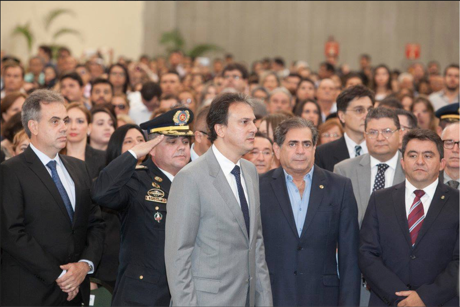 Com a nomeação de 255 novos policiais na manhã desta segunda-feira (5), o crescimento das delegacias no regime integral foi de duas para 10 unidades no Interior, de seis para nove em Fortaleza e de três para quatro na Região Metropolitana. Um aumento de 11 para 23 equipamentos no Estado em um ano. "A nossa meta é que nenhum município do Estado do Ceará fique sem delegado ou com um delegado respondendo por mais de um município”, disse o governador Camilo Santana (PT) (Foto: Rodrigo Rocha) Com a nomeação de 255 novos policiais na manhã desta segunda-feira (5), o crescimento das delegacias no regime integral foi de duas para 10 unidades no Interior, de seis para nove em Fortaleza e de três para quatro na Região Metropolitana. Um aumento de 11 para 23 equipamentos no Estado em um ano. "A nossa meta é que nenhum município do Estado do Ceará fique sem delegado ou com um delegado respondendo por mais de um município”, disse o governador Camilo Santana (PT)