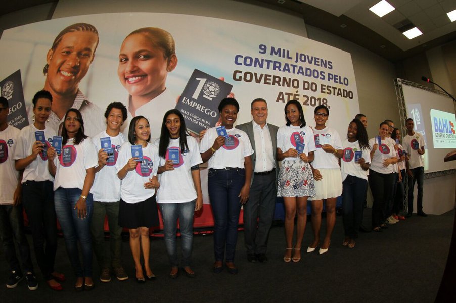 As portas para o primeiro emprego estão abertas, por meio do Programa Primeiro Emprego, para 9 mil jovens egressos da Rede Estadual de Educação Profissional; o programa foi lançado nesta quarta-feira pelo governador Rui Costa; a meta é preencher, apenas no setor público, 4,5 mil vagas até novembro de 2017 e outras 4,5 mil até novembro de 2018; mais de 80 empresas privadas também já manifestaram interesse em participar do programa; Rui avalia que "o programa é um estímulo para melhorar a qualidade das nossas escolas e para a juventude que busca uma oportunidade, para que ela possa se destacar pelo seu talento, pela sua dedicação, não por favores ou indicações de políticos" (Foto: Romulo Faro) As portas para o primeiro emprego estão abertas, por meio do Programa Primeiro Emprego, para 9 mil jovens egressos da Rede Estadual de Educação Profissional; o programa foi lançado nesta quarta-feira pelo governador Rui Costa; a meta é preencher, apenas no setor público, 4,5 mil vagas até novembro de 2017 e outras 4,5 mil até novembro de 2018; mais de 80 empresas privadas também já manifestaram interesse em participar do programa; Rui avalia que "o programa é um estímulo para melhorar a qualidade das nossas escolas e para a juventude que busca uma oportunidade, para que ela possa se destacar pelo seu talento, pela sua dedicação, não por favores ou indicações de políticos"