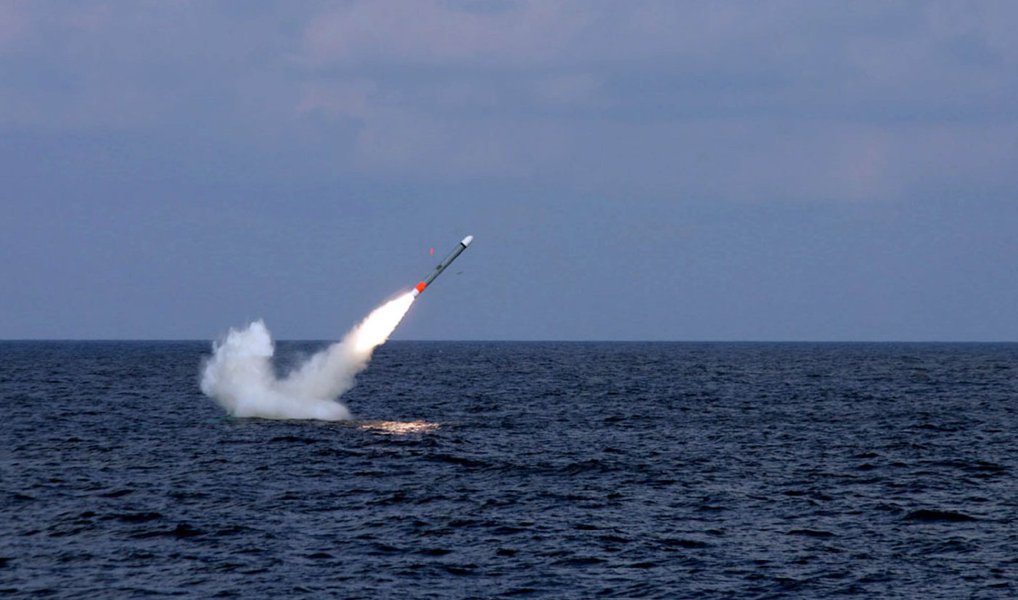 Coreia do Norte lançou um míssil balístico a partir de um submarino perto da província oriental do Hamgyong Sul; militares sul-coreanos, contudo, afirmaram que o míssil não conseguiu continuar a sua trajetória normal, o que significa que o teste não foi bem-sucedido; projétil teria explodido quando alcançou a altura de 10 quilômetros (Foto: Paulo Emílio) Coreia do Norte lançou um míssil balístico a partir de um submarino perto da província oriental do Hamgyong Sul; militares sul-coreanos, contudo, afirmaram que o míssil não conseguiu continuar a sua trajetória normal, o que significa que o teste não foi bem-sucedido; projétil teria explodido quando alcançou a altura de 10 quilômetros