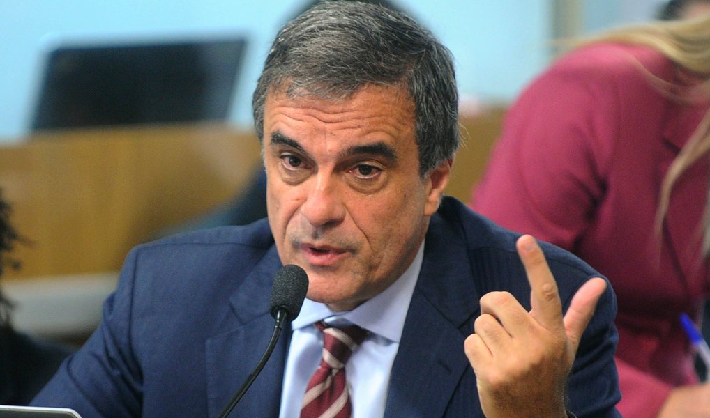 Advogado da presidente Dilma Rousseff, o ex-ministro José Eduardo Cardozo formalizou novamente o pedido para incluir as gravações do ex-presidente da Transpetro, Sérgio Machado, na defesa contra o processo de impeachment; os áudios revelam que o afastamento de Dilma foi uma operação armada para minimizar os efeitos da Operação Lava Jato; relator no colegiado, o senador Antonio Anastasia (PSDB-MG) negou novamente o pedido e Cardozo levará o caso ao STF pela segunda vez, agora que a delação de Machado foi tornada pública (Foto: Gisele Federicce) Advogado da presidente Dilma Rousseff, o ex-ministro José Eduardo Cardozo formalizou novamente o pedido para incluir as gravações do ex-presidente da Transpetro, Sérgio Machado, na defesa contra o processo de impeachment; os áudios revelam que o afastamento de Dilma foi uma operação armada para minimizar os efeitos da Operação Lava Jato; relator no colegiado, o senador Antonio Anastasia (PSDB-MG) negou novamente o pedido e Cardozo levará o caso ao STF pela segunda vez, agora que a delação de Machado foi tornada pública