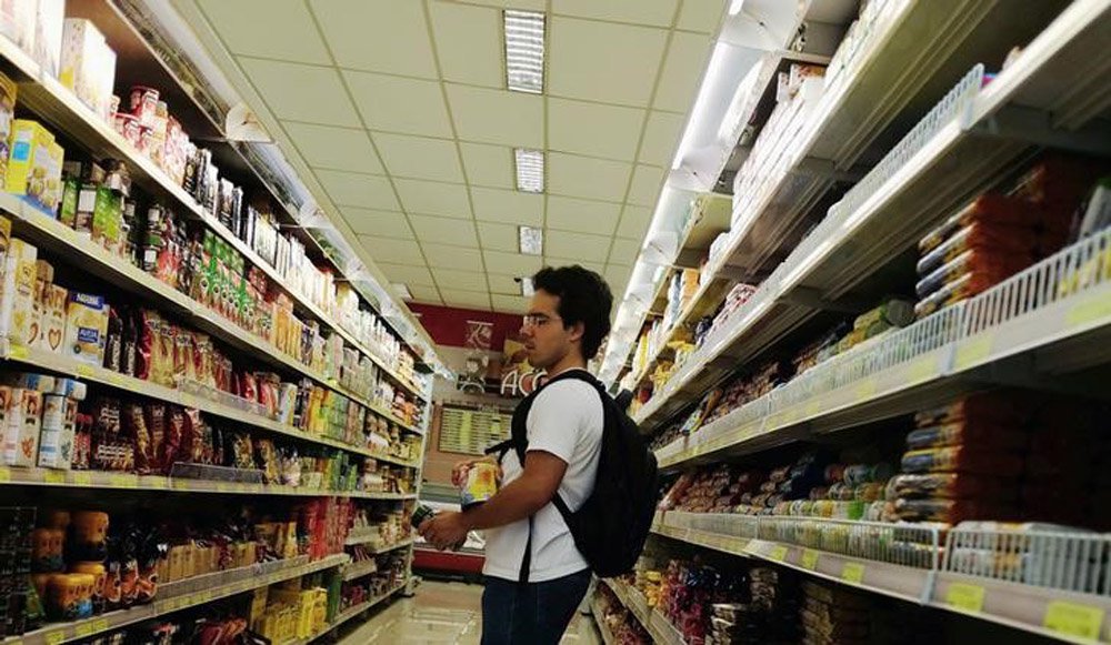 Cliente em supermercado de São Paulo. 10/01/2014 REUTERS/Nacho Doce (Foto: Aquiles Lins) Cliente em supermercado de São Paulo. 10/01/2014 REUTERS/Nacho Doce