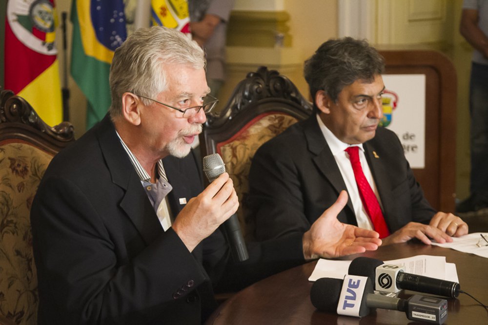Em 2012, o prefeito de Porto Alegre, José Fortunati (PDT), se aproveitou de uma grande coligação que lhe garantiu mais tempo de exposição na TV e no rádio para se reeleger no primeiro turno, com 65% dos votos válidos; na ocasião, a coligação “Por Amor a Porto Alegre” contava com nove partidos: PDT, PMDB, DEM, PMN, PP, PPS, PRB, PTB e PTN; em 2016, a candidatura de situação, do vice-prefeito Sebastião Melo (PMDB), se anuncia com uma coligação ainda maior; já são 13 os partidos oficializados na chapa e podem chegar a 17 ou mais (Foto: Leonardo Lucena) Em 2012, o prefeito de Porto Alegre, José Fortunati (PDT), se aproveitou de uma grande coligação que lhe garantiu mais tempo de exposição na TV e no rádio para se reeleger no primeiro turno, com 65% dos votos válidos; na ocasião, a coligação “Por Amor a Porto Alegre” contava com nove partidos: PDT, PMDB, DEM, PMN, PP, PPS, PRB, PTB e PTN; em 2016, a candidatura de situação, do vice-prefeito Sebastião Melo (PMDB), se anuncia com uma coligação ainda maior; já são 13 os partidos oficializados na chapa e podem chegar a 17 ou mais