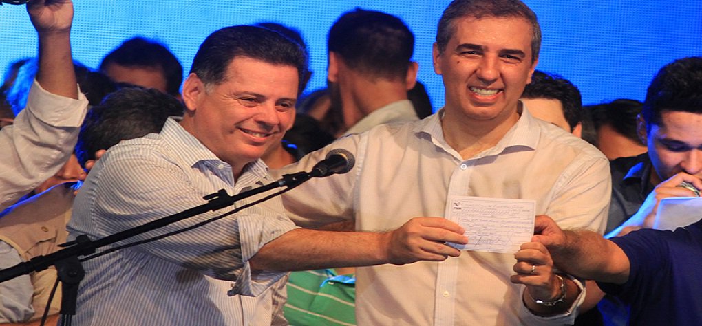 Filiação do vice-governador ao PSDB, na semana passada, é mais um passo na construção da caminhada de José Eliton rumo à sucessão estadual de 2018; respaldado por Marconi e entregando lealdade extrema ao governador, Eliton cresceu em 2015 ao tomar frente de articulações políticas dentro da base; vice ainda comanda a Secretaria de Desenvolvimento Econômico e é responsável por tocar o programa Inova Goiás, que nasce com o objetivo de se tornar a marca principal do quarto governo de Marconi; "Marconi Perillo criou uma estrutura para que o vice-governador, como secretário, possa operar a máquina como se fosse uma espécie de governador-adjunto", afirma editorial do Jornal Opção deste domingo (Foto: José Barbacena) Filiação do vice-governador ao PSDB, na semana passada, é mais um passo na construção da caminhada de José Eliton rumo à sucessão estadual de 2018; respaldado por Marconi e entregando lealdade extrema ao governador, Eliton cresceu em 2015 ao tomar frente de articulações políticas dentro da base; vice ainda comanda a Secretaria de Desenvolvimento Econômico e é responsável por tocar o programa Inova Goiás, que nasce com o objetivo de se tornar a marca principal do quarto governo de Marconi; "Marconi Perillo criou uma estrutura para que o vice-governador, como secretário, possa operar a máquina como se fosse uma espécie de governador-adjunto", afirma editorial do Jornal Opção deste domingo