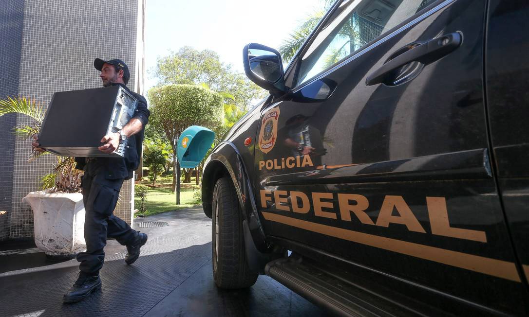 Operação Mar de Lama da Polícia Federal, realizada em Governador Valadares (MG), visa desmontar organização que fradou licitações no município após os estragos causados pela forte chuva de 2013; envolvidos são empresários, agentes do alto escalão da prefeitura de Governador Valadares e do Serviço Autônomo de Água e Esgoto (SAAE) e vereadores do muncípio; operação mobiliza 260 policiais federais e 24 auditores da Controladoria-Geral da União (CGU); estão sendo cumpridos 108 mandados judiciais (Foto: Paulo Emílio) Operação Mar de Lama da Polícia Federal, realizada em Governador Valadares (MG), visa desmontar organização que fradou licitações no município após os estragos causados pela forte chuva de 2013; envolvidos são empresários, agentes do alto escalão da prefeitura de Governador Valadares e do Serviço Autônomo de Água e Esgoto (SAAE) e vereadores do muncípio; operação mobiliza 260 policiais federais e 24 auditores da Controladoria-Geral da União (CGU); estão sendo cumpridos 108 mandados judiciais