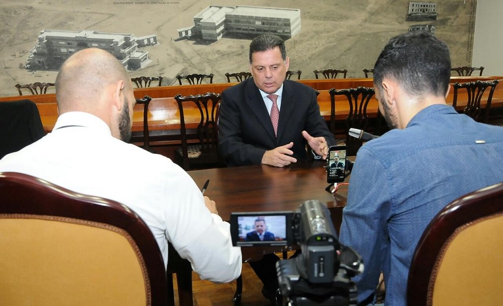 Ao participar do último Papo Com Governador deste ano, o governador Marconi Perillo fez, a pedido dos internautas, uma avaliação sobre o cenário econômico e político do Brasil; ele afirmou que o país passa por um momento de travessia, e que é preciso ter tolerância e paciência para vencer as crises geradas nesse período de transição e fortalecimento da democracia e das instituições (Foto: José Barbacena) Ao participar do último Papo Com Governador deste ano, o governador Marconi Perillo fez, a pedido dos internautas, uma avaliação sobre o cenário econômico e político do Brasil; ele afirmou que o país passa por um momento de travessia, e que é preciso ter tolerância e paciência para vencer as crises geradas nesse período de transição e fortalecimento da democracia e das instituições