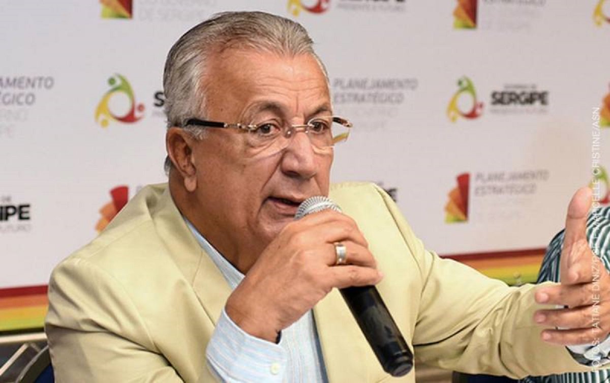 O governador Jackson Barreto fez ontem uma prestação de contas da gestão e manifestou suas perspectivas para o novo ano, em entrevista à TV Atalaia, no programa Balanço Geral. Na entrevista, o governador reconhece que 2017 será ainda um ano de dificuldades e afirmou que está fazendo "o dever de casa" para enfrentar a crise e garantir recursos para investimentos. Na entrevista o governador também anunciou o início das obras do Hospital do Câncer já para o mês de janeiro (Foto: Fatima 247) O governador Jackson Barreto fez ontem uma prestação de contas da gestão e manifestou suas perspectivas para o novo ano, em entrevista à TV Atalaia, no programa Balanço Geral. Na entrevista, o governador reconhece que 2017 será ainda um ano de dificuldades e afirmou que está fazendo "o dever de casa" para enfrentar a crise e garantir recursos para investimentos. Na entrevista o governador também anunciou o início das obras do Hospital do Câncer já para o mês de janeiro