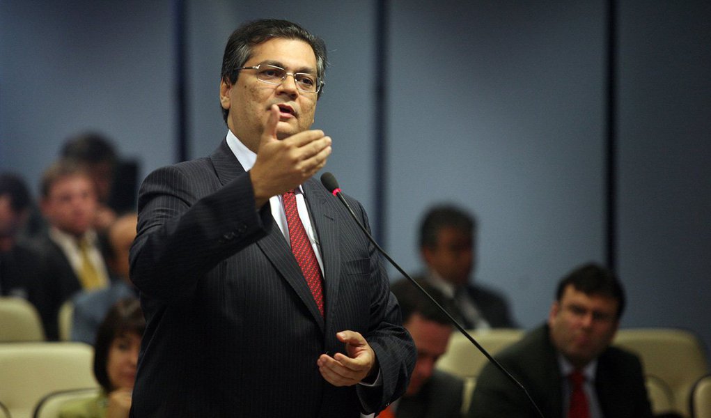O governador do Maranhão, Flávio Dino (PC do B), fez um diagnóstico sobre o cenário político brasileiro chamando a atenção para o avanço de tendências fascistas; "O principal problema político do Brasil na atualidade é o crescimento avassalador de marcas, notas e nuances típicas de uma ideologia de corte fascista, representadas pela violência, presença de grupos inorgânicos que rejeitam líderes", afirmou; ex-presidente da Associação Nacional de Juízes, ele participou Fórum "Debates Capitais – Como retomar o crescimento", promovido pela revista Carta Capital, em São Paulo (Foto: Leonardo Lucena) O governador do Maranhão, Flávio Dino (PC do B), fez um diagnóstico sobre o cenário político brasileiro chamando a atenção para o avanço de tendências fascistas; "O principal problema político do Brasil na atualidade é o crescimento avassalador de marcas, notas e nuances típicas de uma ideologia de corte fascista, representadas pela violência, presença de grupos inorgânicos que rejeitam líderes", afirmou; ex-presidente da Associação Nacional de Juízes, ele participou Fórum "Debates Capitais – Como retomar o crescimento", promovido pela revista Carta Capital, em São Paulo