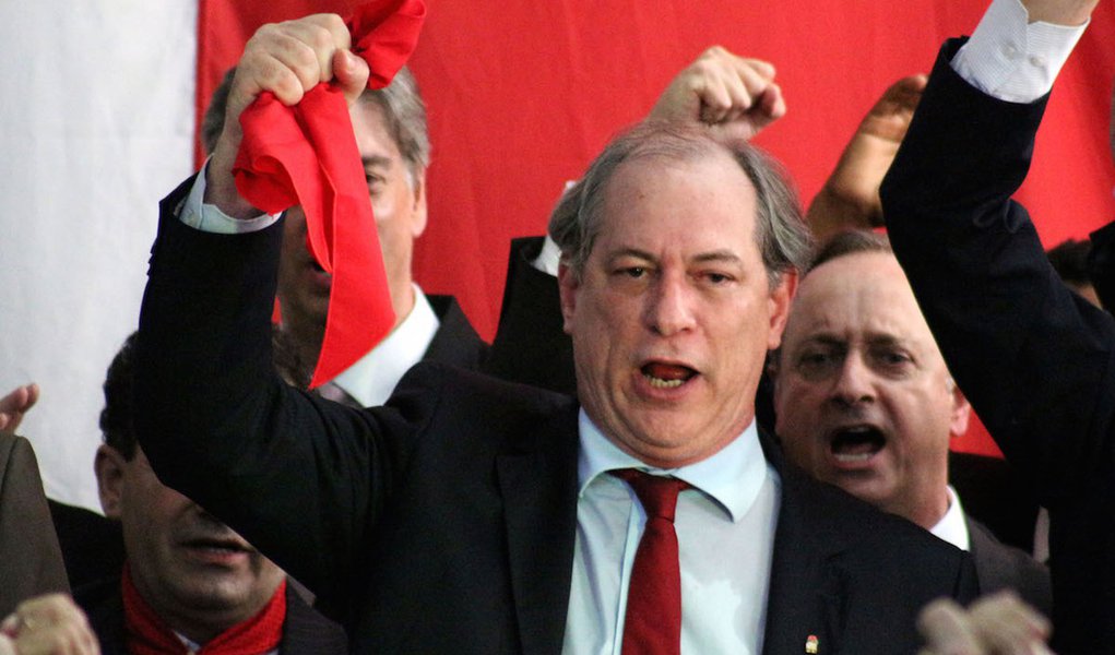 Ex-ministro da Fazenda de Itamar Franco e da Integração Nacional no governo Lula dispara que o impeachment da presidente legitimamente eleita, sem crime de responsabilidade, é um golpe parlamentar: "Dilma é uma pessoa honrada e fiadora da democracia"; para o politico cearense, que não descarta disputar as eleições em 2018, o governo do vice interino conspira abertamente para entregar o Pré-Sal aos interesses estrangeiros: "É um crime contra as novas gerações do Brasil"; apesar da defesa contundente da presidente afastada, Ciro diz que é remota a chance de reversão do processo de afastamento no Senado; "Vivemos um itinerário de sandices, de irracionalidades, que fere de morte a jovem democracia do Brasil" (Foto: Realle Palazzo-Martini) Ex-ministro da Fazenda de Itamar Franco e da Integração Nacional no governo Lula dispara que o impeachment da presidente legitimamente eleita, sem crime de responsabilidade, é um golpe parlamentar: "Dilma é uma pessoa honrada e fiadora da democracia"; para o politico cearense, que não descarta disputar as eleições em 2018, o governo do vice interino conspira abertamente para entregar o Pré-Sal aos interesses estrangeiros: "É um crime contra as novas gerações do Brasil"; apesar da defesa contundente da presidente afastada, Ciro diz que é remota a chance de reversão do processo de afastamento no Senado; "Vivemos um itinerário de sandices, de irracionalidades, que fere de morte a jovem democracia do Brasil"