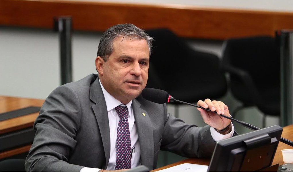 Bancada pernambucana do PSB na Câmara dos Deputados não deverá seguir a orientação nacional do partido em relação votação da PEC 241, a chamada PEC dos gastos públicos; segundo ele, a proposta sinaliza apenas ao mercado financeiro, sendo preciso criar mecanismos diferenciados para as áreas social, de saúde e educação; "Não podemos deixar o País com uma regra engessando os gastos por 20 anos. Isso põe em risco conquistas históricas. Não podemos matar o paciente com uma dose forte demais do antibiótico", disse Alencar (Foto: Paulo Emílio) Bancada pernambucana do PSB na Câmara dos Deputados não deverá seguir a orientação nacional do partido em relação votação da PEC 241, a chamada PEC dos gastos públicos; segundo ele, a proposta sinaliza apenas ao mercado financeiro, sendo preciso criar mecanismos diferenciados para as áreas social, de saúde e educação; "Não podemos deixar o País com uma regra engessando os gastos por 20 anos. Isso põe em risco conquistas históricas. Não podemos matar o paciente com uma dose forte demais do antibiótico", disse Alencar