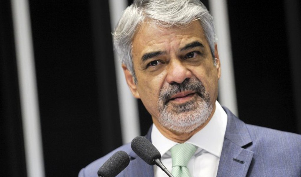 Líder do PT no Senado, Humberto Costa (PE), afirmou que há um "descontentamento crescent"e contra o governo de Michel Temer (PMDB) no País e criticou a atual crise institucional decorrente da saída do ex-ministro Geddel Vieira Lima; "Temer nunca passou pelo crivo das urnas, assumiu a Presidência num golpe parlamentar. Parte da população, iludida com promessas de melhora da economia, engrossou o coro de parte do Congresso e da mídia para tirar uma presidenta legitimamente eleita. Hoje, o que a gente vê é uma enorme crise institucional, o desemprego batendo recordes e seis ministros temerários que deixaram o governo após escândalos. E essa conta ainda pode aumentar e muito", disparou (Foto: Paulo Emílio) Líder do PT no Senado, Humberto Costa (PE), afirmou que há um "descontentamento crescent"e contra o governo de Michel Temer (PMDB) no País e criticou a atual crise institucional decorrente da saída do ex-ministro Geddel Vieira Lima; "Temer nunca passou pelo crivo das urnas, assumiu a Presidência num golpe parlamentar. Parte da população, iludida com promessas de melhora da economia, engrossou o coro de parte do Congresso e da mídia para tirar uma presidenta legitimamente eleita. Hoje, o que a gente vê é uma enorme crise institucional, o desemprego batendo recordes e seis ministros temerários que deixaram o governo após escândalos. E essa conta ainda pode aumentar e muito", disparou