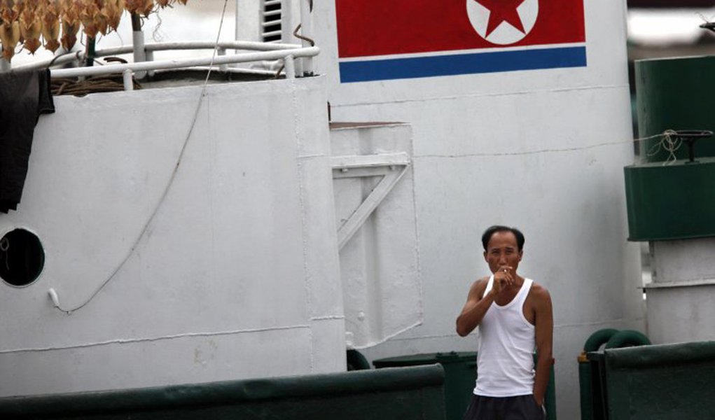 Pescadores da Coreia do Norte detidos no mar do Japão estão em hospitais da região de Primorie, no extremo oriente russo; os 48 norte-coreanos detidos estavam pescando ilegalmente na zona econômica exclusiva da Rússia; após a detenção, os pescadores tentaram atacar os oficiais da patrulha, depois de resistirem ao apelo das autoridades russas de parar o barco, criando, assim, um conflito; após vários tiros de aviso, os oficiais do Serviço Federal de Segurança da Rússia (FSB) abriram fogo de armas ligeiras, ferindo nove pescadores; mais tarde, um deles morre (Foto: Paulo Emílio) Pescadores da Coreia do Norte detidos no mar do Japão estão em hospitais da região de Primorie, no extremo oriente russo; os 48 norte-coreanos detidos estavam pescando ilegalmente na zona econômica exclusiva da Rússia; após a detenção, os pescadores tentaram atacar os oficiais da patrulha, depois de resistirem ao apelo das autoridades russas de parar o barco, criando, assim, um conflito; após vários tiros de aviso, os oficiais do Serviço Federal de Segurança da Rússia (FSB) abriram fogo de armas ligeiras, ferindo nove pescadores; mais tarde, um deles morre