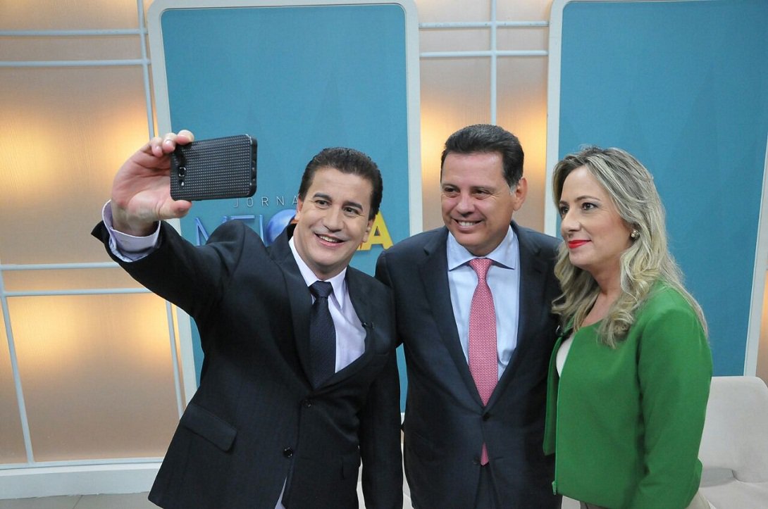 Governador Marconi Perillo foi entrevistado, ao vivo, no Jornal do Meio Dia, na TV Serra Dourada, nesta terça-feira.; aos jornalistas Jordevá Rosa e Luciana Finholdt, Marconi falou dos temas delicados do momento, como a área de segurança pública; "A polícia está muito mais operacional, nas ruas. O vice-governador está empenhadíssimo. As mudanças na segurança foram feitas e a população já pode sentir nas ruas uma polícia ativa. José Eliton vem comandando as ações e estou me reunindo com ele e a equipe toda semana para acompanhar de perto os números e relatórios. Em menos de um mês já temos resultados significativos" (Foto: José Barbacena) Governador Marconi Perillo foi entrevistado, ao vivo, no Jornal do Meio Dia, na TV Serra Dourada, nesta terça-feira.; aos jornalistas Jordevá Rosa e Luciana Finholdt, Marconi falou dos temas delicados do momento, como a área de segurança pública; "A polícia está muito mais operacional, nas ruas. O vice-governador está empenhadíssimo. As mudanças na segurança foram feitas e a população já pode sentir nas ruas uma polícia ativa. José Eliton vem comandando as ações e estou me reunindo com ele e a equipe toda semana para acompanhar de perto os números e relatórios. Em menos de um mês já temos resultados significativos"