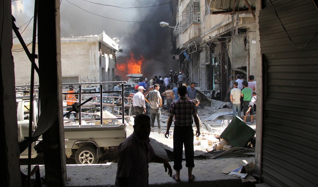 Apenas algumas horas do governo sírio de Bashar al-Assad ter anunciado o fim da trégua no país, 12 pessoas morreram em um bombardeio perto da cidade de Aleppo, que destruiu grande parte de um comboio que trazia alimentos para a cidade e arredores; bombardeios atingiram e destruíram ao menos 18 dos 31 caminhões que levavam alimentos e outros produtos para a região de Urm al-Kubra, onde cerca de 78 mil pessoas precisam de ajuda humanitária (Foto: Paulo Emílio) Apenas algumas horas do governo sírio de Bashar al-Assad ter anunciado o fim da trégua no país, 12 pessoas morreram em um bombardeio perto da cidade de Aleppo, que destruiu grande parte de um comboio que trazia alimentos para a cidade e arredores; bombardeios atingiram e destruíram ao menos 18 dos 31 caminhões que levavam alimentos e outros produtos para a região de Urm al-Kubra, onde cerca de 78 mil pessoas precisam de ajuda humanitária