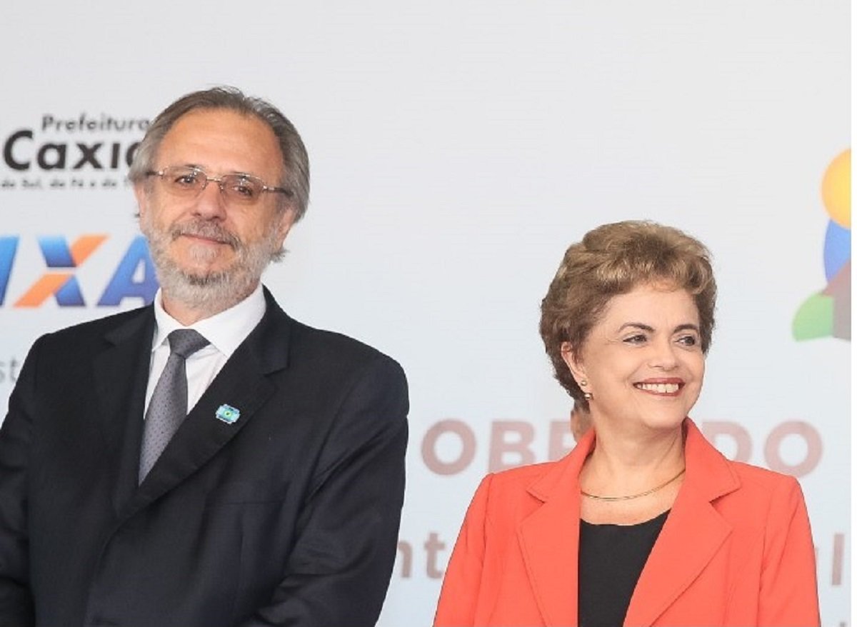 Na condição de ministro do Governo Dilma Roussefff, Miguel Rossetto acompanhou de perto a conjuntura que antecedeu ao golpe, como a tensão com o PMDB, as pressões do setor empresarial e a traição marcada pelo lançamento do “Uma Ponte para o Futuro”. O ex-ministro considera que o golpe foi uma articulação entre elites nacionais e internacionais, partidos de direita como o PSDB e setores do aparato judiciário e policial, que encontraram nas figuras de Michel Temer e Eduardo Cunha, os seus operadores, para tirar do poder um projeto de democracia com justiça social (Foto: Fatima 247) Na condição de ministro do Governo Dilma Roussefff, Miguel Rossetto acompanhou de perto a conjuntura que antecedeu ao golpe, como a tensão com o PMDB, as pressões do setor empresarial e a traição marcada pelo lançamento do “Uma Ponte para o Futuro”. O ex-ministro considera que o golpe foi uma articulação entre elites nacionais e internacionais, partidos de direita como o PSDB e setores do aparato judiciário e policial, que encontraram nas figuras de Michel Temer e Eduardo Cunha, os seus operadores, para tirar do poder um projeto de democracia com justiça social