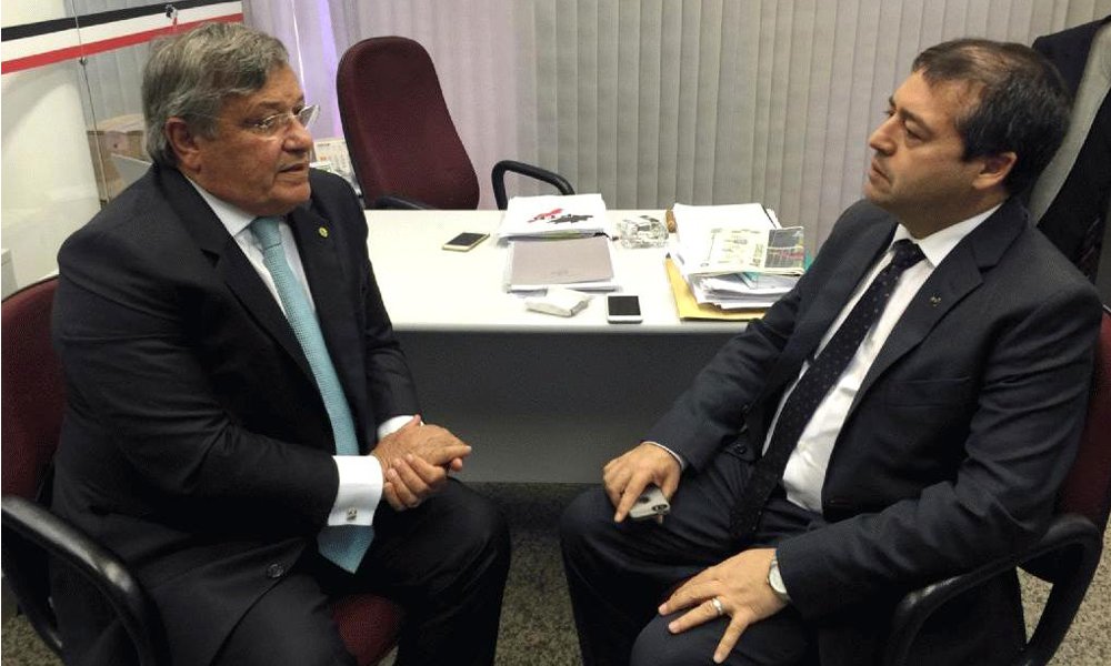 "Preocupado" com a alta taxa de desemprego que atinge a Bahia, o deputado federal Benito Gama se reuniu com o ministro do Trabalho, Ronaldo Nogueira, na sede do PTB em Brasília, para "buscar alternativas para frear o desemprego"; o parlamentar saiu animado, pois, segundo ele, o ministro "foi sensível à reivindicação" apresentada; Benito se diz "confiante no processo de recuperação gradativa"; "Principalmente, agora, após informação que obtive do Ministro Ronaldo Nogueira de que houve um recuo em maio na trajetória de perda de postos de trabalho com emprego formal", diz o deputado (Foto: Romulo Faro) "Preocupado" com a alta taxa de desemprego que atinge a Bahia, o deputado federal Benito Gama se reuniu com o ministro do Trabalho, Ronaldo Nogueira, na sede do PTB em Brasília, para "buscar alternativas para frear o desemprego"; o parlamentar saiu animado, pois, segundo ele, o ministro "foi sensível à reivindicação" apresentada; Benito se diz "confiante no processo de recuperação gradativa"; "Principalmente, agora, após informação que obtive do Ministro Ronaldo Nogueira de que houve um recuo em maio na trajetória de perda de postos de trabalho com emprego formal", diz o deputado