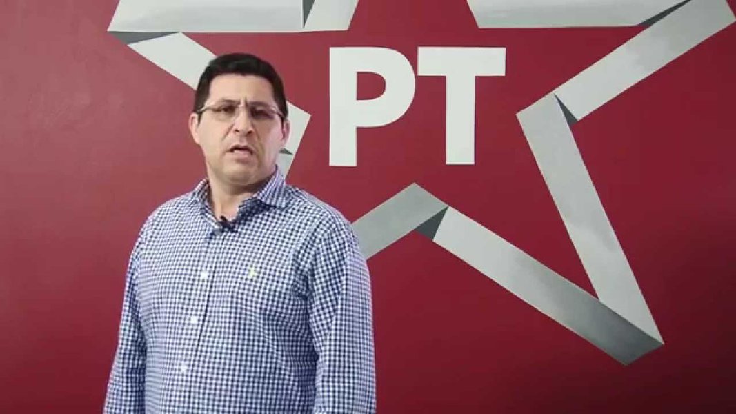 Para o presidente do PT, Fco. de Assis Diniz, a renovação da representação política, com o fortalecimento de candidaturas de jovens e de mulheres para as Câmaras Municipais deve estar entre as prioridades do partido para 2016. Segundo ele, o PT deverá lançar cinquenta candidatos a prefeito no Ceará e cerca de 200 candidatos a vereador, cabendo à direção acompanhar de perto o processo eleitoral para que o partido obtenha um bom resultado (Foto: Fatima 247) Para o presidente do PT, Fco. de Assis Diniz, a renovação da representação política, com o fortalecimento de candidaturas de jovens e de mulheres para as Câmaras Municipais deve estar entre as prioridades do partido para 2016. Segundo ele, o PT deverá lançar cinquenta candidatos a prefeito no Ceará e cerca de 200 candidatos a vereador, cabendo à direção acompanhar de perto o processo eleitoral para que o partido obtenha um bom resultado