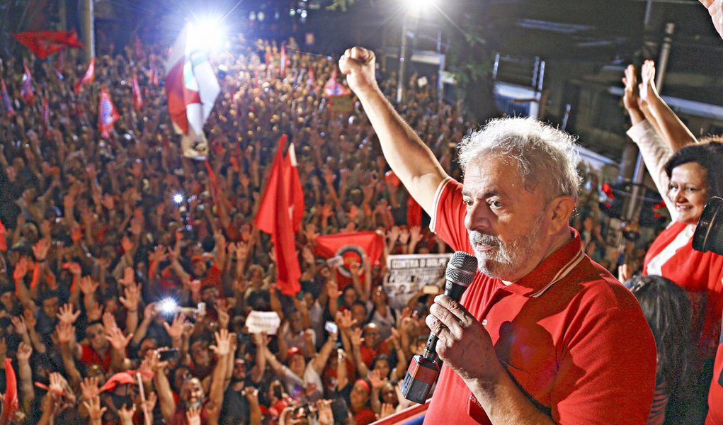'No Ibope-fantasma, 19% votariam em Lula com certeza e 14% só mesmo nele. Fica claro que quem tem garrafas para vender – como candidato e como articulador – é justamente o cidadão que se dedicam a destruir há quase dois anos. Lula é o fantasma que os assusta e os faz fugir de eleições', destaca Fernando Brito, do Tijolaço (Foto: Roberta Namour) 'No Ibope-fantasma, 19% votariam em Lula com certeza e 14% só mesmo nele. Fica claro que quem tem garrafas para vender – como candidato e como articulador – é justamente o cidadão que se dedicam a destruir há quase dois anos. Lula é o fantasma que os assusta e os faz fugir de eleições', destaca Fernando Brito, do Tijolaço