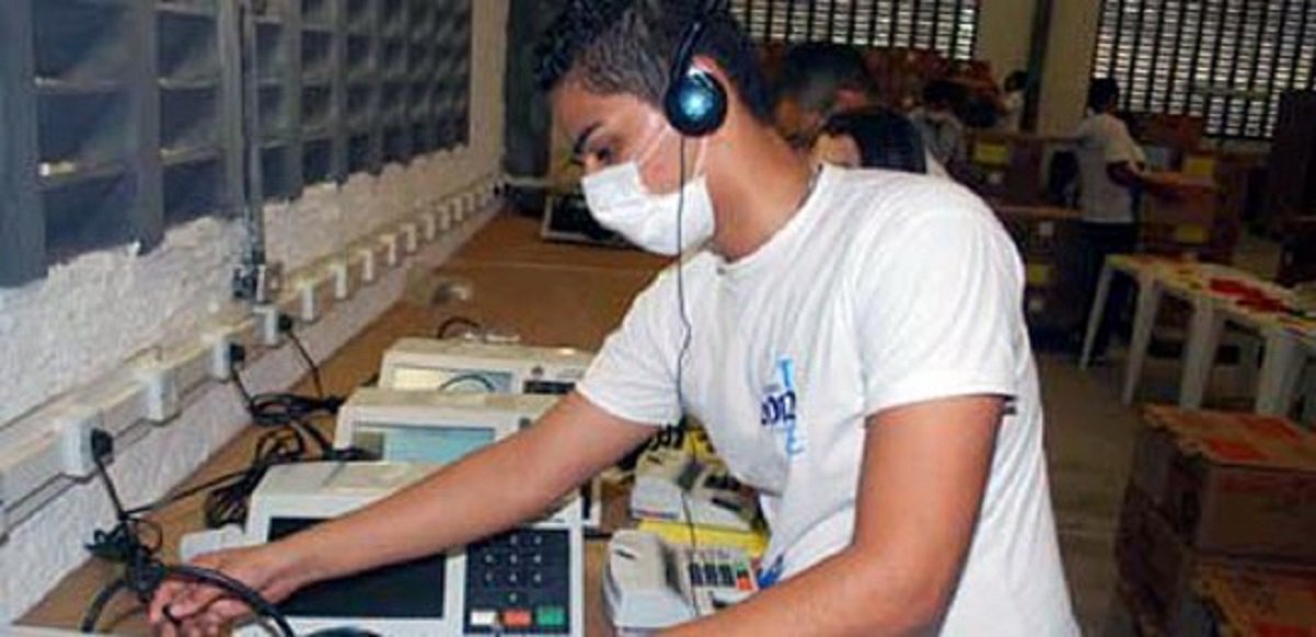 Nos preparativos finais para as eleições de 2016, o TRE-Ce iniciou hoje a caga das urnas eletrônicas que serão utilizadas este ano. São ao todo, 20.362 urnas nas seções eleitorais, 39 urnas para recebimento de justificativas, além de 2.554 urnas reservas, caso haja necessidade de substituição na hora da votação (Foto: Fatima 247) Nos preparativos finais para as eleições de 2016, o TRE-Ce iniciou hoje a caga das urnas eletrônicas que serão utilizadas este ano. São ao todo, 20.362 urnas nas seções eleitorais, 39 urnas para recebimento de justificativas, além de 2.554 urnas reservas, caso haja necessidade de substituição na hora da votação