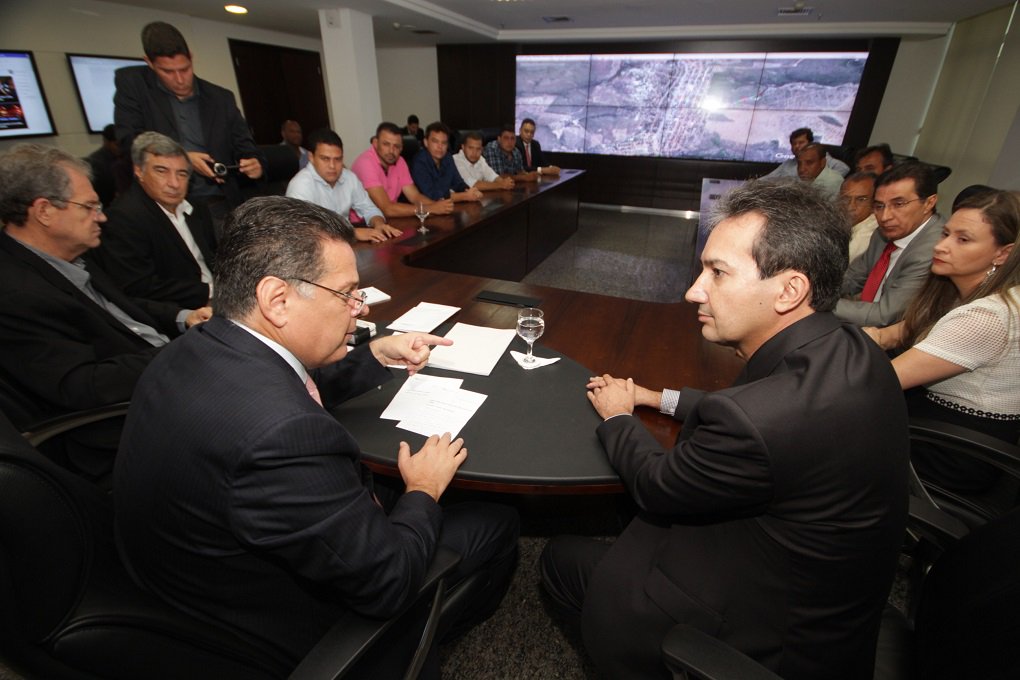 Na sequência da maratona de atendimento aos prefeitos eleitos, o governador Marconi Perillo concedeu, na manhã desta quinta-feira mais 12 audiências; destaque do dia ficou por conta do prefeito peemedebista Haroldo Naves, de Campos Verdes, que é também presidente da Federação Goiana dos Municípios (FGM), quando disse que dará a Marconi o título de “Municipalista do século”; com esse rush de audiências, Marconi está prestes a atingir a marca de 200 reuniões com gestores municipais
(Foto: José Barbacena) Na sequência da maratona de atendimento aos prefeitos eleitos, o governador Marconi Perillo concedeu, na manhã desta quinta-feira mais 12 audiências; destaque do dia ficou por conta do prefeito peemedebista Haroldo Naves, de Campos Verdes, que é também presidente da Federação Goiana dos Municípios (FGM), quando disse que dará a Marconi o título de “Municipalista do século”; com esse rush de audiências, Marconi está prestes a atingir a marca de 200 reuniões com gestores municipais