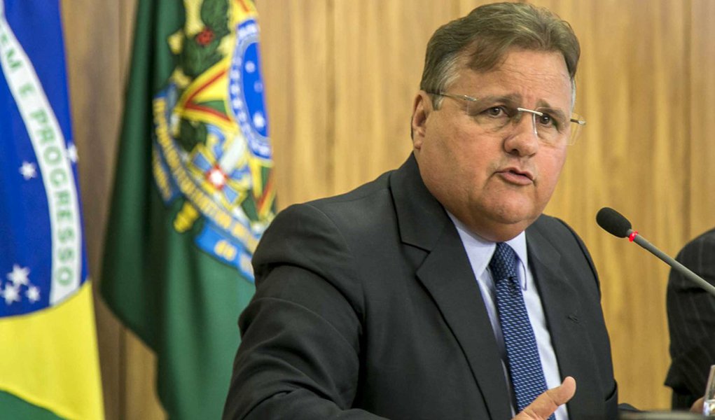 O ministro da Secretaria de Governo, Geddel Vieira Lima (BA), fará um mapeamento de todos os deputados da base aliada que votaram, no primeiro turno, contra a Proposta de Emenda Constitucional (PEC 241), que congela os gastos públicos durante 20 anos, de forma que, neste período, as despesas de um ano sejam equivalente às do ano anterior corrigidas pela inflação; de acordo com informações da coluna Expresso, se estes parlamentares se posicionem contra o governo no segundo turno, serão punidos pelo Palácio do Planalto (Foto: Leonardo Lucena) O ministro da Secretaria de Governo, Geddel Vieira Lima (BA), fará um mapeamento de todos os deputados da base aliada que votaram, no primeiro turno, contra a Proposta de Emenda Constitucional (PEC 241), que congela os gastos públicos durante 20 anos, de forma que, neste período, as despesas de um ano sejam equivalente às do ano anterior corrigidas pela inflação; de acordo com informações da coluna Expresso, se estes parlamentares se posicionem contra o governo no segundo turno, serão punidos pelo Palácio do Planalto