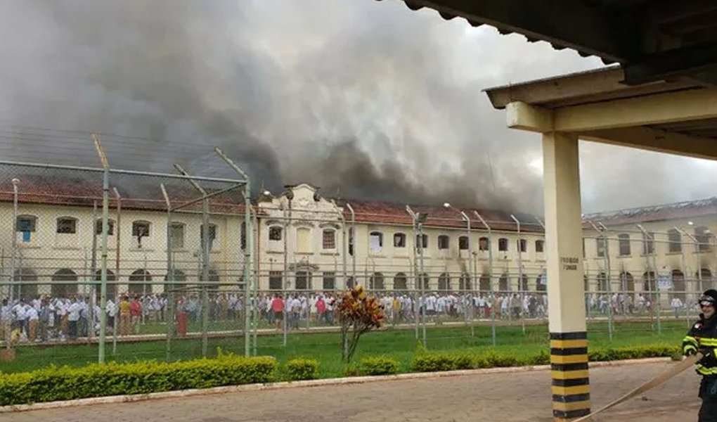Uma rebelião no Instituto Penal Agrícola na cidade de Bauru, interior paulista, resultou na fuga de 200 presos, informou o Centro de Operações da Polícia Militar (Copom); desentendimento entre presos e funcionários da penitenciária começou por volta das 8h30; parte dos presos foram recapturados, mas não há informações sobre o número exato dos que continuam foragidos; penitenciária tem capacidade para 1.124 internos, mas estava com 1.427 presos (Foto: Aquiles Lins) Uma rebelião no Instituto Penal Agrícola na cidade de Bauru, interior paulista, resultou na fuga de 200 presos, informou o Centro de Operações da Polícia Militar (Copom); desentendimento entre presos e funcionários da penitenciária começou por volta das 8h30; parte dos presos foram recapturados, mas não há informações sobre o número exato dos que continuam foragidos; penitenciária tem capacidade para 1.124 internos, mas estava com 1.427 presos