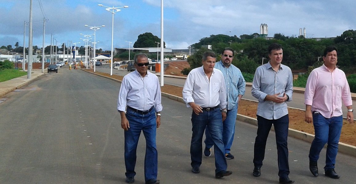 A partir de 1º de julho próximo, os 123 mil moradores dos bairros de Cajazeiras, Valéria e Águas Claras vão contar com uma nova via de acesso à BR 324, obra de mobilidade da prefeitura que promete desafogar o trânsito na região; a via expressa tem 3,6 km de pista dupla em cada sentido, totalizando 7,2 km; duas rotatórias; viaduto; escadarias; iluminação em LED; sinalização vertical e horizontal e oito pontos de ônibus; o investimento é de R$ 60 milhões em recursos da prefeitura de Salvador (Foto: Romulo Faro) A partir de 1º de julho próximo, os 123 mil moradores dos bairros de Cajazeiras, Valéria e Águas Claras vão contar com uma nova via de acesso à BR 324, obra de mobilidade da prefeitura que promete desafogar o trânsito na região; a via expressa tem 3,6 km de pista dupla em cada sentido, totalizando 7,2 km; duas rotatórias; viaduto; escadarias; iluminação em LED; sinalização vertical e horizontal e oito pontos de ônibus; o investimento é de R$ 60 milhões em recursos da prefeitura de Salvador