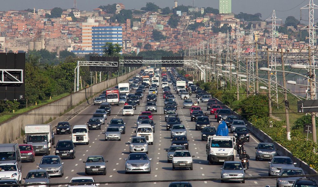 Associação dos Ciclistas Urbanos de São Paulo (Ciclocidade) e o Instituto Brasileiro de Defesa do Consumidor (Idec) pretendem entrar na Justiça na próxima segunda-feira, 2, com uma ação civil pública para reverter o polêmico aumento das velocidades nas marginais, anunciado pelo prefeito eleito João Doria (PSDB); "A judicialização é o último recurso que vislumbramos nesse processo", afirma Daniel Guth, diretor-geral da Ciclocidade; "Não tem dados técnicos, não tem justificativa técnica, nenhum estudo por trás, é apenas cumprir uma promessa de marketing eleitoral. Então não vimos nenhuma outra possibilidade que não as vias judiciais"
(Foto: Aquiles Lins) Associação dos Ciclistas Urbanos de São Paulo (Ciclocidade) e o Instituto Brasileiro de Defesa do Consumidor (Idec) pretendem entrar na Justiça na próxima segunda-feira, 2, com uma ação civil pública para reverter o polêmico aumento das velocidades nas marginais, anunciado pelo prefeito eleito João Doria (PSDB); "A judicialização é o último recurso que vislumbramos nesse processo", afirma Daniel Guth, diretor-geral da Ciclocidade; "Não tem dados técnicos, não tem justificativa técnica, nenhum estudo por trás, é apenas cumprir uma promessa de marketing eleitoral. Então não vimos nenhuma outra possibilidade que não as vias judiciais"