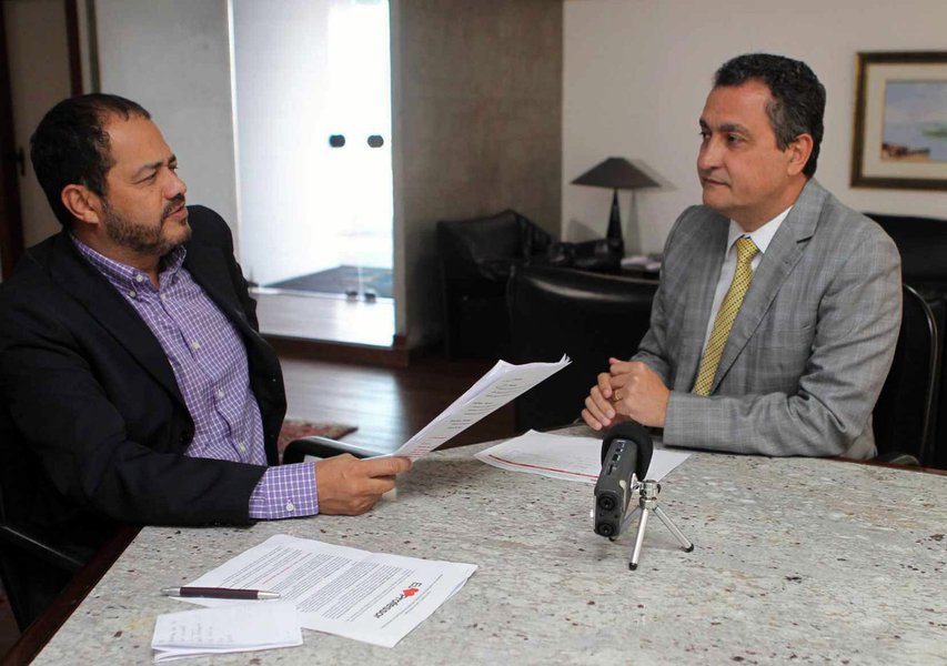 Acordos assinados pelo governador Rui Costa na Europa vão permitir que a Bahiafarma produza medicamentos para o tratamento de câncer e da anemia falciforme; o assunto é destaque no programa 'Digaí, Governador!' desta semana; "Fizemos um acordo para produzir medicamentos na Bahiafarma. Destaco dois medicamentos. Um para tratamento da anemia falciforme, que incide mais sobre a população negra. Assinamos também o remédio para tratamento de oncologia, do câncer, medicamento de última geração, já aplicado nos Estados Unidos, na Europa, e aqui, na rede particular. Vamos tratar de hoje por diante para que o SUS também inclua no seu tratamento e, a partir daí, a Bahiafarma possa fornecer", diz Rui (Foto: Romulo Faro) Acordos assinados pelo governador Rui Costa na Europa vão permitir que a Bahiafarma produza medicamentos para o tratamento de câncer e da anemia falciforme; o assunto é destaque no programa 'Digaí, Governador!' desta semana; "Fizemos um acordo para produzir medicamentos na Bahiafarma. Destaco dois medicamentos. Um para tratamento da anemia falciforme, que incide mais sobre a população negra. Assinamos também o remédio para tratamento de oncologia, do câncer, medicamento de última geração, já aplicado nos Estados Unidos, na Europa, e aqui, na rede particular. Vamos tratar de hoje por diante para que o SUS também inclua no seu tratamento e, a partir daí, a Bahiafarma possa fornecer", diz Rui