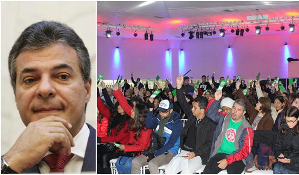 Cerca de 600 educadores aprovaram em assembleia extraordinária, neste sábado (25), em Curitiba, estado de greve a partir de hoje contra o governador do Paraná; categoria também aprovou uma megamanifestação contra o tucano no próximo dia 30 de agosto; a APP-Sindicato, que representa os 100 educadores no Estado, acusa Richa de dar calote no magistério; embora tenha superávit em caixa, o governo se nega pagar R$ 270 milhões em promoções e progressões para professores e funcionários de escolas (Foto: Realle Palazzo-Martini) Cerca de 600 educadores aprovaram em assembleia extraordinária, neste sábado (25), em Curitiba, estado de greve a partir de hoje contra o governador do Paraná; categoria também aprovou uma megamanifestação contra o tucano no próximo dia 30 de agosto; a APP-Sindicato, que representa os 100 educadores no Estado, acusa Richa de dar calote no magistério; embora tenha superávit em caixa, o governo se nega pagar R$ 270 milhões em promoções e progressões para professores e funcionários de escolas
