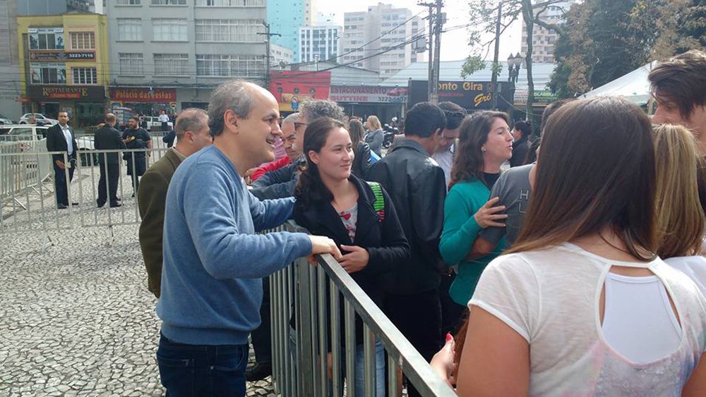 O prefeito de Curitiba e candidato à reeleição, Gustavo Fruet (PDT), comentou sobre como ficará o metrô de Curitiba, com o edital de licitação suspenso; segundo ele, o transporte "se viabiliza se houver recurso do governo federal, se houver crescimento econômico e a decisão do governo federal em investir em infraestrutura"; "O modal ferroviário está nessa linha. Então, o projeto está todo atualizado, com conhecimento da Caixa Econômica Federal, do Ministério das Cidades, do BNDES e depende de recurso orçamentário, da parceria público-privada", disse (Foto: Leonardo Lucena) O prefeito de Curitiba e candidato à reeleição, Gustavo Fruet (PDT), comentou sobre como ficará o metrô de Curitiba, com o edital de licitação suspenso; segundo ele, o transporte "se viabiliza se houver recurso do governo federal, se houver crescimento econômico e a decisão do governo federal em investir em infraestrutura"; "O modal ferroviário está nessa linha. Então, o projeto está todo atualizado, com conhecimento da Caixa Econômica Federal, do Ministério das Cidades, do BNDES e depende de recurso orçamentário, da parceria público-privada", disse