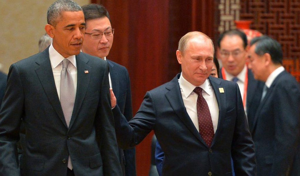 "Ao expulsar 35 diplomatas russos do território americano, sob acusação de participar de ciber ataques com o objetivo de provocar a derrota de Hillary, Obama desencadeou o incidente diplomático mais grave com a Rússia desde o episódio dos mísseis de Cuba, em 1961 quando o mundo esteve sob ameaça de guerra nuclear", escreve o colunista Alex Solnik; "tudo o que o mundo não queria era terminar o ano nessa tensão nuclear às vésperas da posse do novo presidente americano, este sim, tido e havido como muito mais agressivo que o supostamente moderado Obama", completa; com sabedoria, Vladimir Putin disse que esperaria a posse de Donald Trump, antes de tomar qualquer decisão (Foto: Alex Solnik) "Ao expulsar 35 diplomatas russos do território americano, sob acusação de participar de ciber ataques com o objetivo de provocar a derrota de Hillary, Obama desencadeou o incidente diplomático mais grave com a Rússia desde o episódio dos mísseis de Cuba, em 1961 quando o mundo esteve sob ameaça de guerra nuclear", escreve o colunista Alex Solnik; "tudo o que o mundo não queria era terminar o ano nessa tensão nuclear às vésperas da posse do novo presidente americano, este sim, tido e havido como muito mais agressivo que o supostamente moderado Obama", completa; com sabedoria, Vladimir Putin disse que esperaria a posse de Donald Trump, antes de tomar qualquer decisão