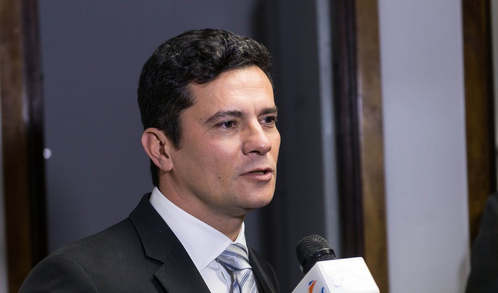 A assessoria de Comunicação Social da Justiça Federal do Paraná emitiu nota na noite desta terça (5) para informar que o juiz Sérgio Moro só irá se pronunciar sobre a petição do ex-presidente Lula para que o magistrado se declare suspeito para julgá-lo, nos autos; no pedido, os advogados do ex-presidente apontam "arbitrariedades" como a condução coercitiva de Lula e o vazamento de conversas que deveriam ser protegidas por sigilo (Foto: Valter Lima) A assessoria de Comunicação Social da Justiça Federal do Paraná emitiu nota na noite desta terça (5) para informar que o juiz Sérgio Moro só irá se pronunciar sobre a petição do ex-presidente Lula para que o magistrado se declare suspeito para julgá-lo, nos autos; no pedido, os advogados do ex-presidente apontam "arbitrariedades" como a condução coercitiva de Lula e o vazamento de conversas que deveriam ser protegidas por sigilo