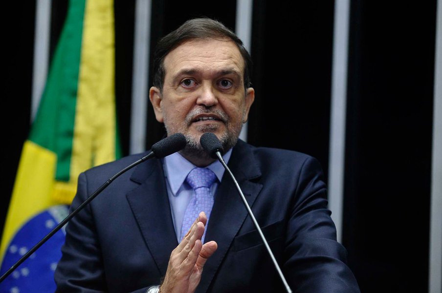 Menos de um mês à frente da Secretaria da Educação, o senador licenciado Walter Pinheiro começa a implementar as medidas anunciadas para a pasta; nesta semana, cerca de três mil vigilantes terceirizados teriam sido demitidos em escolas do Estado, e o motivo alegado pelo secretário é a inadequação das empresas com a Lei Anticalote; "Quase na boca de assumir falei sobre esse problema. O montante, os contratos que representam R$ 600 milhões por ano, estourando qualquer limite de orçamento. E outro agravante: todos eles vencem hoje. Completamos seis anos, e a lei não permite a prorrogação, porque seria uma burla", diz o secretário (Foto: Romulo Faro) Menos de um mês à frente da Secretaria da Educação, o senador licenciado Walter Pinheiro começa a implementar as medidas anunciadas para a pasta; nesta semana, cerca de três mil vigilantes terceirizados teriam sido demitidos em escolas do Estado, e o motivo alegado pelo secretário é a inadequação das empresas com a Lei Anticalote; "Quase na boca de assumir falei sobre esse problema. O montante, os contratos que representam R$ 600 milhões por ano, estourando qualquer limite de orçamento. E outro agravante: todos eles vencem hoje. Completamos seis anos, e a lei não permite a prorrogação, porque seria uma burla", diz o secretário