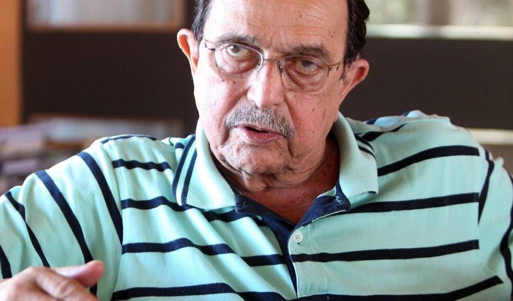 Ex-marido da presidente, o advogado trabalhista Carlos Araújo acredita que reverter o impeachment no Senado é "improvável", mas afirma que Dilma Rousseff está otimista; "A Dilma é uma mulher que cresce no confronto", descreve o gaúcho, em entrevista ao Estado de S. Paulo; para ele, "independente do dia que sair, agora ou depois, o caminho natural dela é Porto Alegre"; sobre o impeachment, ele diz: "Minha avaliação é de que se o Lula morresse hoje terminava tudo, não teria impeachment nem nada" (Foto: Gisele Federicce) Ex-marido da presidente, o advogado trabalhista Carlos Araújo acredita que reverter o impeachment no Senado é "improvável", mas afirma que Dilma Rousseff está otimista; "A Dilma é uma mulher que cresce no confronto", descreve o gaúcho, em entrevista ao Estado de S. Paulo; para ele, "independente do dia que sair, agora ou depois, o caminho natural dela é Porto Alegre"; sobre o impeachment, ele diz: "Minha avaliação é de que se o Lula morresse hoje terminava tudo, não teria impeachment nem nada"