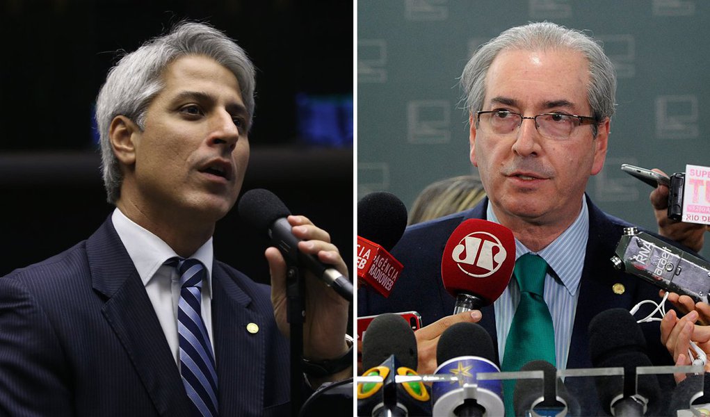 Líderes do Psol, Rede, PSB, PSDB, PPS e DEM protocolaram na Procuradoria-Geral da República, nesta quarta-feira 25, pedido de afastamento do deputado Eduardo Cunha (PMDB-RJ) da Presidência da Câmara ; "Da mesma maneira que o Procurador-Geral da República teve coragem de pedir a prisão de um senador no exercício do mandato, ele disse que analisaria os dados da nossa representação (...) que teria a mesma coragem para pedir o afastamento do presidente da Câmara", afirmou Alessandro Molon (Rede-RJ) (Foto: Gisele Federicce) Líderes do Psol, Rede, PSB, PSDB, PPS e DEM protocolaram na Procuradoria-Geral da República, nesta quarta-feira 25, pedido de afastamento do deputado Eduardo Cunha (PMDB-RJ) da Presidência da Câmara ; "Da mesma maneira que o Procurador-Geral da República teve coragem de pedir a prisão de um senador no exercício do mandato, ele disse que analisaria os dados da nossa representação (...) que teria a mesma coragem para pedir o afastamento do presidente da Câmara", afirmou Alessandro Molon (Rede-RJ)