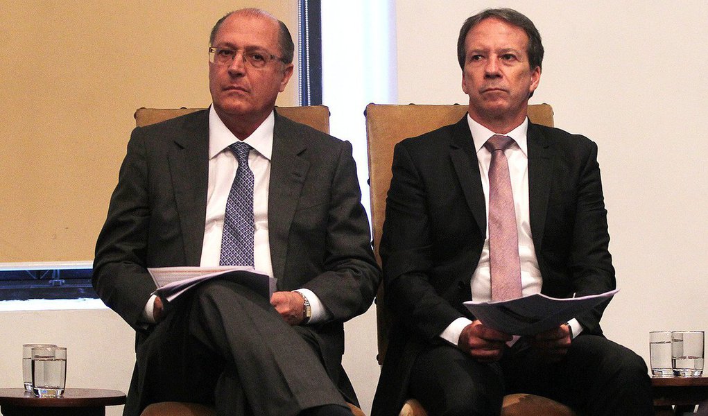 Em depoimento ao Ministério Público de São Paulo, o secretário da Casa Civil do governo Alckmin, Edson Aparecido dos Santos, disse que pegou R$ 110 mil emprestados de sua 'assistente pessoal' e outra parte de sua então namorada para completar o valor de compra do apartamento de luxo no bairro de Indianópolis, zona sul da capital; empréstimos, entretanto, não foram declarados no Imposto de Renda; Aparecido é suspeito de comprar o imóvel por apenas 30% do valor de mercado do empreiteiro Luiz Alberto Kamilos, que tem contratos para grandes obras no governo tucano (Foto: Aquiles Lins) Em depoimento ao Ministério Público de São Paulo, o secretário da Casa Civil do governo Alckmin, Edson Aparecido dos Santos, disse que pegou R$ 110 mil emprestados de sua 'assistente pessoal' e outra parte de sua então namorada para completar o valor de compra do apartamento de luxo no bairro de Indianópolis, zona sul da capital; empréstimos, entretanto, não foram declarados no Imposto de Renda; Aparecido é suspeito de comprar o imóvel por apenas 30% do valor de mercado do empreiteiro Luiz Alberto Kamilos, que tem contratos para grandes obras no governo tucano