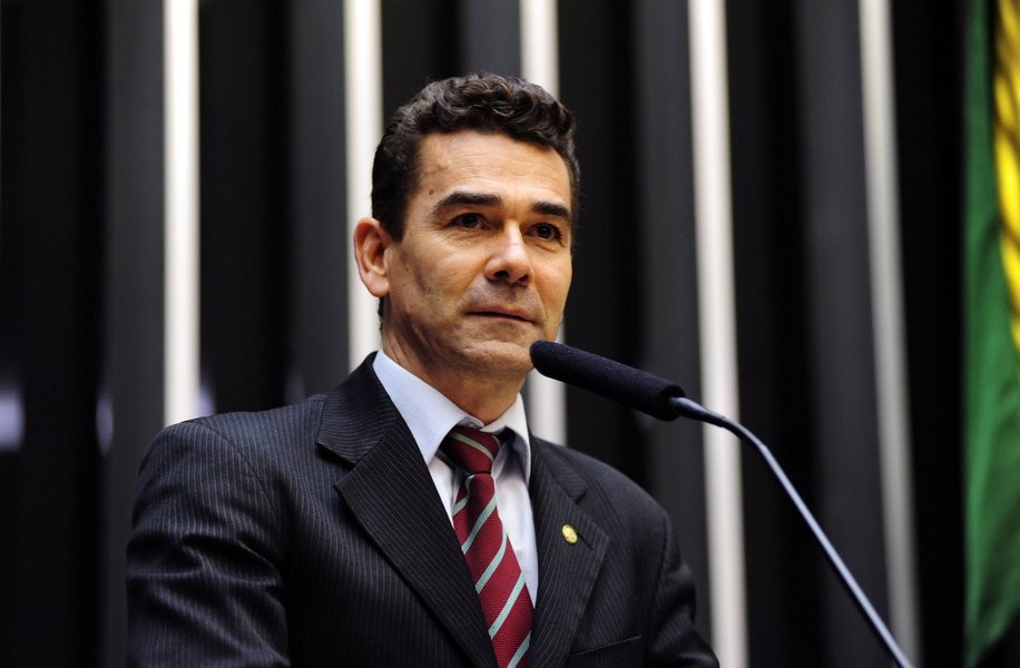 O presidente da Comissão de Direitos Humanos e Minoria da Câmara, deputado federal Padre João (PT-MG), divulgou nota nesta quinta (29) repudiando o crime praticado contra o ambulante Luiz Carlos Ruas, que trabalhava na estação do metrô em São Paulo; “Urge que sejam aprovados os projetos de lei que assegurem a autodeterminação do gênero e a criminalização da homofobia, como forma de amparar, ainda que no plano legal, essa população que luta por dignidade, respeito e pelo direito de viver sem medo”, afirmou (Foto: Valter Lima) O presidente da Comissão de Direitos Humanos e Minoria da Câmara, deputado federal Padre João (PT-MG), divulgou nota nesta quinta (29) repudiando o crime praticado contra o ambulante Luiz Carlos Ruas, que trabalhava na estação do metrô em São Paulo; “Urge que sejam aprovados os projetos de lei que assegurem a autodeterminação do gênero e a criminalização da homofobia, como forma de amparar, ainda que no plano legal, essa população que luta por dignidade, respeito e pelo direito de viver sem medo”, afirmou