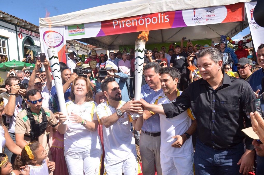 A tocha olímpica já está terras goianas; símbolo dos Jogos Olímpicos saiu de Brasília e desembarcou em Corumbá de Goiás na manhã desta quarta-feira; governador Marconi Perillo e a secretária de Educação, Cultura e Esporte, Raquel Teixeira, participaram da recepção da tocha; na sequência, ela seguiu para Pirenópolis, onde foi conduzida pela dupla sertaneja Zezé Di Camargo e Luciano; ainda hoje a tocha passa por Anápolis (Foto: José Barbacena) A tocha olímpica já está terras goianas; símbolo dos Jogos Olímpicos saiu de Brasília e desembarcou em Corumbá de Goiás na manhã desta quarta-feira; governador Marconi Perillo e a secretária de Educação, Cultura e Esporte, Raquel Teixeira, participaram da recepção da tocha; na sequência, ela seguiu para Pirenópolis, onde foi conduzida pela dupla sertaneja Zezé Di Camargo e Luciano; ainda hoje a tocha passa por Anápolis