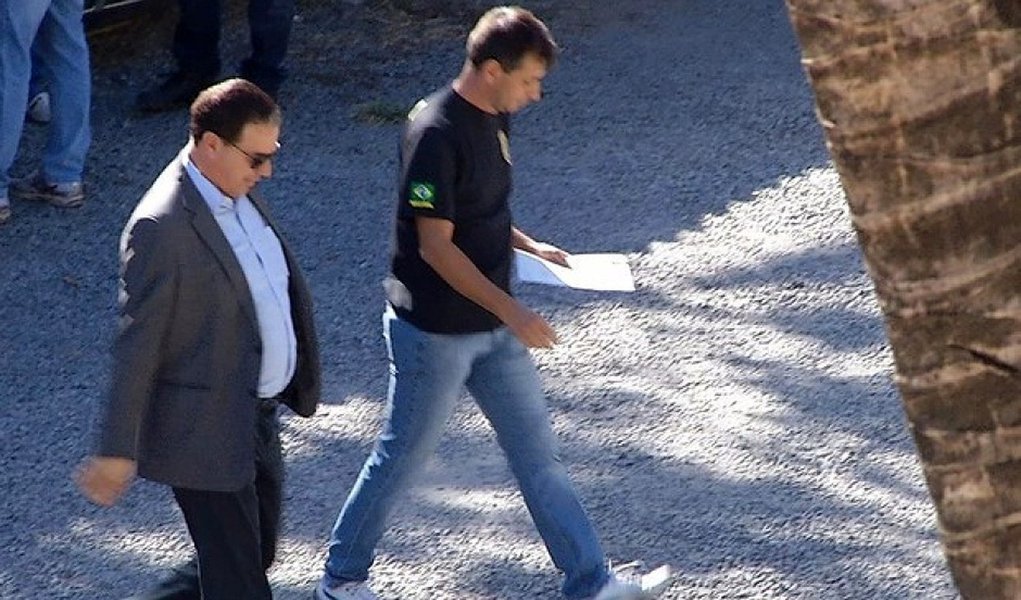Foragido da polícia, o prefeito afastado de Montes Claros, Ruy Muniz (PSB), conseguiu uma liminar que lhe garante a condição de continuar fazendo campanha enquanto o cancelamento de sua chapa não for julgado em definitivo; a prisão de Rui Muniz foi pedida na Operação Tolerância Zero por desvio de dinheiro público; antes de Ruy Muniz ser preso pela primeira vez, Raquel Muniz, esposa do parlamentar, o citou como exemplo ao dar o voto favorável ao afastamento de Dilma; "Meu voto é pra dizer que o Brasil tem jeito, o prefeito de Montes Claros mostra isso para todos nós com sua gestão" (Foto: Leonardo Lucena) Foragido da polícia, o prefeito afastado de Montes Claros, Ruy Muniz (PSB), conseguiu uma liminar que lhe garante a condição de continuar fazendo campanha enquanto o cancelamento de sua chapa não for julgado em definitivo; a prisão de Rui Muniz foi pedida na Operação Tolerância Zero por desvio de dinheiro público; antes de Ruy Muniz ser preso pela primeira vez, Raquel Muniz, esposa do parlamentar, o citou como exemplo ao dar o voto favorável ao afastamento de Dilma; "Meu voto é pra dizer que o Brasil tem jeito, o prefeito de Montes Claros mostra isso para todos nós com sua gestão"