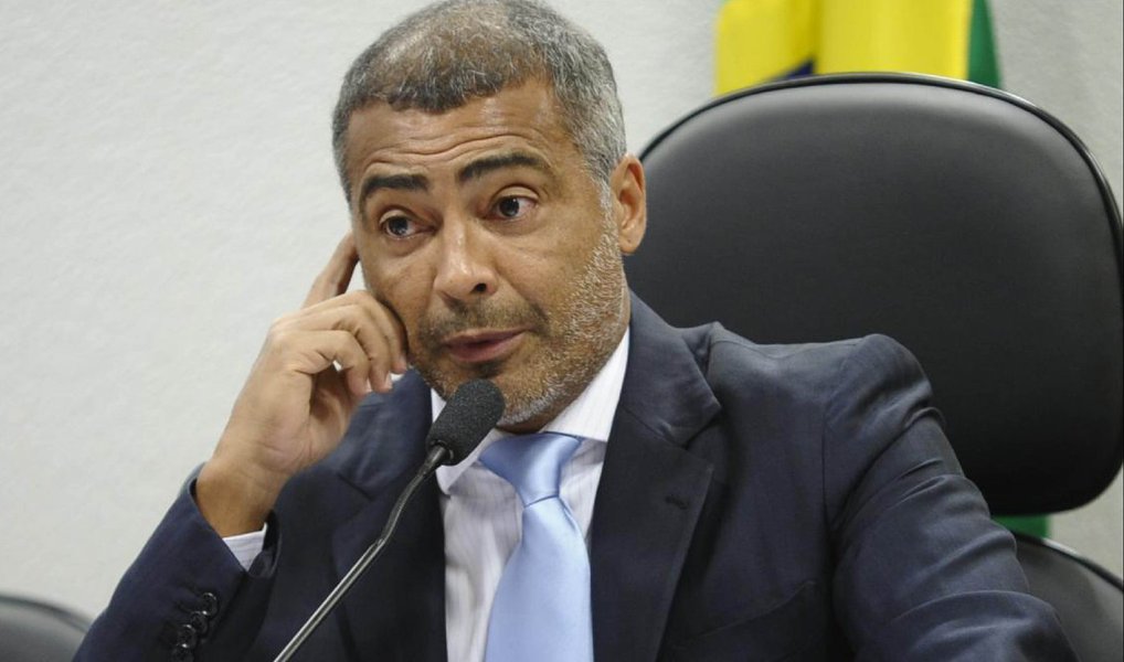 O senador Romário, pré-candidato a prefeito do Rio pelo PSB, deve desistir da disputa e apoiar Marcelo Crivella, do PRB; o PSB de Romário deve indicar o vice de Crivella; pesquisas internas mostram que o ex-jogador está em terceiro, atrás de Crivella e do deputado estadual Marcelo Freixo (PSOL) (Foto: Valter Lima) O senador Romário, pré-candidato a prefeito do Rio pelo PSB, deve desistir da disputa e apoiar Marcelo Crivella, do PRB; o PSB de Romário deve indicar o vice de Crivella; pesquisas internas mostram que o ex-jogador está em terceiro, atrás de Crivella e do deputado estadual Marcelo Freixo (PSOL)