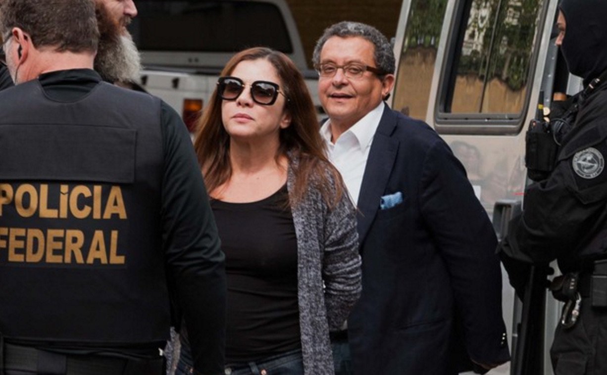 Marqueteiro João Santana e sua mulher, Mônica Moura, assinaram termo de confidência com a Procuradoria-Geral da Republica, dando inicio ao processo formal de delação premiada na Lava Jato; eles serão interrogados na ação penal em que respondem por corrupção passiva e lavagem de dinheiro em função do recebimento de US$ 4,5 milhões em 2013 e 2014 do representante no Brasil do estaleiro Keppel Fels, o engenheiro Zwi Skornick; Mônica já disse a procuradores que o ex-ministro da Fazenda Guido Mantega intermediou pagamentos de caixa 2 para a campanha da presidente Dilma em 2014; ele nega (Foto: Roberta Namour) Marqueteiro João Santana e sua mulher, Mônica Moura, assinaram termo de confidência com a Procuradoria-Geral da Republica, dando inicio ao processo formal de delação premiada na Lava Jato; eles serão interrogados na ação penal em que respondem por corrupção passiva e lavagem de dinheiro em função do recebimento de US$ 4,5 milhões em 2013 e 2014 do representante no Brasil do estaleiro Keppel Fels, o engenheiro Zwi Skornick; Mônica já disse a procuradores que o ex-ministro da Fazenda Guido Mantega intermediou pagamentos de caixa 2 para a campanha da presidente Dilma em 2014; ele nega