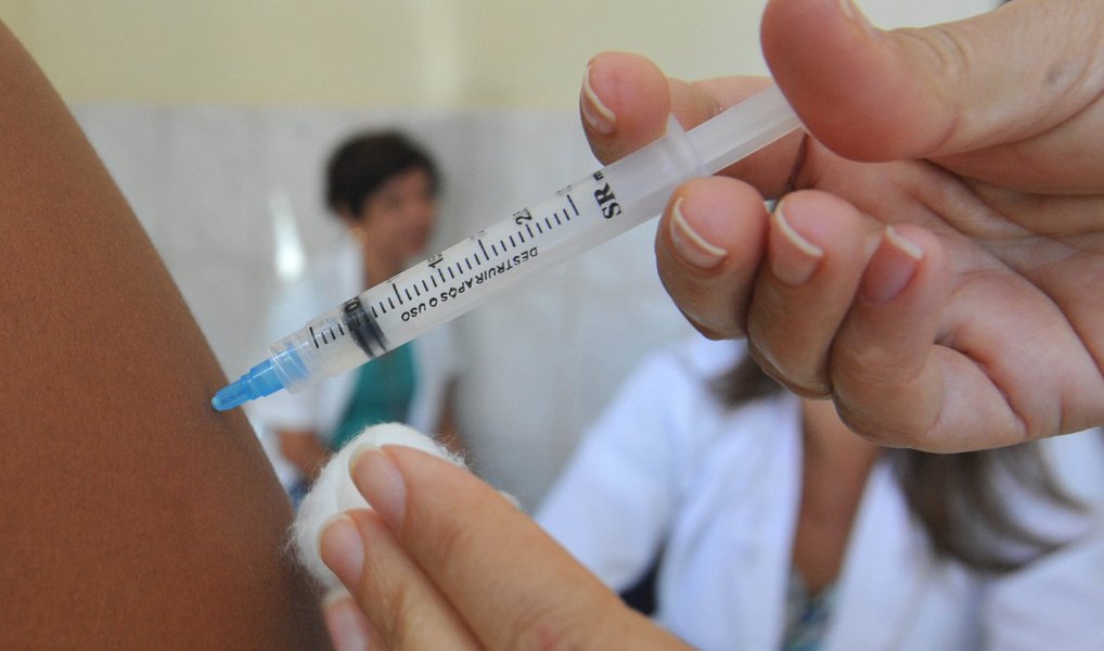 Aracaju é uma das 13 cidades brasileiras onde a vacina contra o vírus da dengue será testada em humanos; os testes ocorrerão no primeiro semestre de 2016; serão selecionadas pessoas de dois até 59 anos de idade, sem doenças crônicas; grávidas não vão poder participar; o Instituto Butantã, em São Paulo, está à frente das pesquisas; vacina, no entanto, não tem eficácia contra o vírus da chikungunya e o zika; expectativa é que a vacina já esteja disponível para a população em 2017 (Foto: Valter Lima) Aracaju é uma das 13 cidades brasileiras onde a vacina contra o vírus da dengue será testada em humanos; os testes ocorrerão no primeiro semestre de 2016; serão selecionadas pessoas de dois até 59 anos de idade, sem doenças crônicas; grávidas não vão poder participar; o Instituto Butantã, em São Paulo, está à frente das pesquisas; vacina, no entanto, não tem eficácia contra o vírus da chikungunya e o zika; expectativa é que a vacina já esteja disponível para a população em 2017