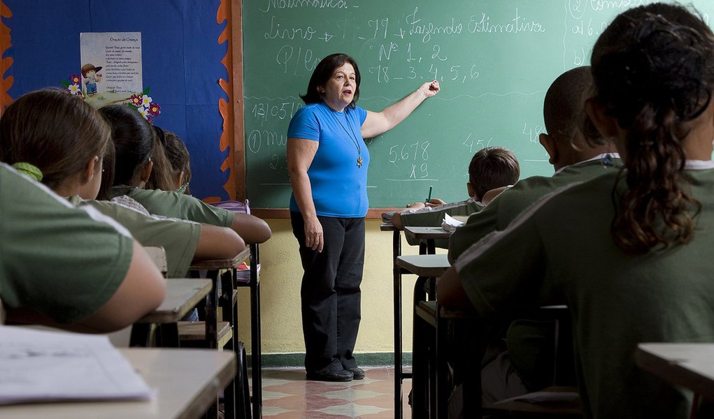 Governo do estado de São Paulo convocará 20,9 mil professores aprovados em um concurso realizado em 2013; convocados vão substituir os professores que atualmente trabalham em regime temporário; ao comentar a reivindicação de reajuste salarial da categoria, o governador Geraldo Alckmin (PSDB) culpou a queda de arrecadação, que segundo ele resultou em perdas de R$ 1 bilhão em relação à previsão orçamentária; "Daremos o aumento o mais rápido possível, estamos monitorando a arrecadação", afirmou (Foto: Aquiles Lins) Governo do estado de São Paulo convocará 20,9 mil professores aprovados em um concurso realizado em 2013; convocados vão substituir os professores que atualmente trabalham em regime temporário; ao comentar a reivindicação de reajuste salarial da categoria, o governador Geraldo Alckmin (PSDB) culpou a queda de arrecadação, que segundo ele resultou em perdas de R$ 1 bilhão em relação à previsão orçamentária; "Daremos o aumento o mais rápido possível, estamos monitorando a arrecadação", afirmou