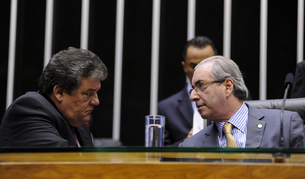 Vice-líder do governo na Câmara, deputado Silvio Costa (PSC-PE) disse, em entrevista ao 247, que o presidente da Casa, Eduardo Cunha (PMDB-RJ), alcançou o "ápice da chantagem" ao decidir, por "raivinha, mesquinharia", abrir o processo de impeachment da presidente Dilma Rousseff; ele também condenou a reaproximação dos partidos de oposição com Cunha; "Tem 15 dias que a oposição deixou o plenário da Câmara esculhambando com o Cunha. Chamaram ele até de marginal. Agora reataram a relação com este desqualificado para destruir o país. Isso é brincar de pedir impeachment", disparou; para Costa, o pedido de impeachment "não pode ser levado a sério" (Foto: Paulo Emílio) Vice-líder do governo na Câmara, deputado Silvio Costa (PSC-PE) disse, em entrevista ao 247, que o presidente da Casa, Eduardo Cunha (PMDB-RJ), alcançou o "ápice da chantagem" ao decidir, por "raivinha, mesquinharia", abrir o processo de impeachment da presidente Dilma Rousseff; ele também condenou a reaproximação dos partidos de oposição com Cunha; "Tem 15 dias que a oposição deixou o plenário da Câmara esculhambando com o Cunha. Chamaram ele até de marginal. Agora reataram a relação com este desqualificado para destruir o país. Isso é brincar de pedir impeachment", disparou; para Costa, o pedido de impeachment "não pode ser levado a sério"