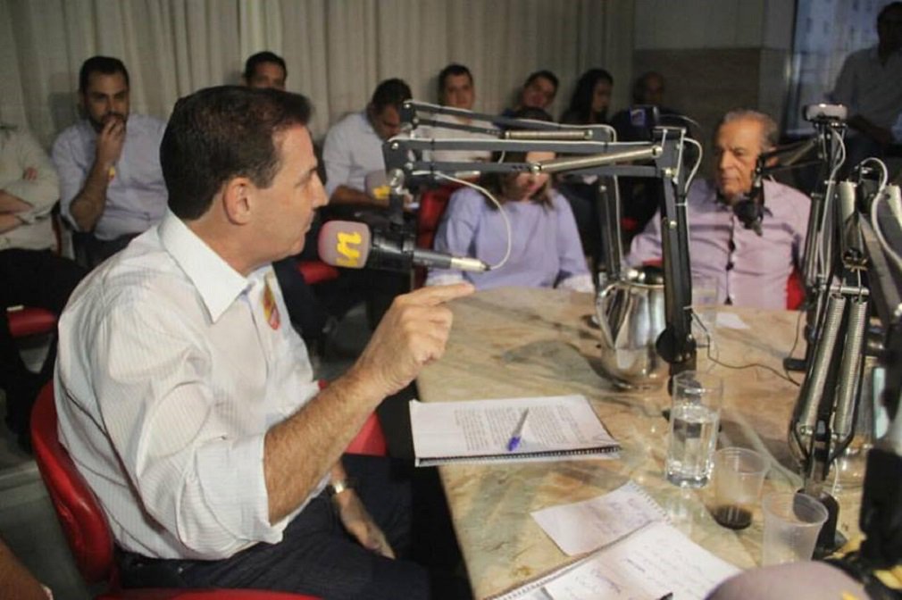 Candidatos participaram na manhã desta segunda-feira debate cara a cara, sem mediação, na rádio Interativa; durante uma hora, os dois trocaram perguntas e falaram dos mais diversos temas; Vanderlan Cardoso acusou Iris Rezende de fazer uma campanha de baixaria e ataques; peemedebista ficou desconfortável ao falar de sua relação com o atual prefeito Paulo Garcia e disse não ter responsabilidade alguma no insucesso da gestão petista; Iris afirmou que Vanderlan esconde Marconi da campanha e empresário respondeu que o governador está concentrado na administração do Estado e que Iris não esquece o tucano, deixando claro que seu objetivo é usar a prefeitura como um trampolim para o governo em 2018 (Foto: José Barbacena) Candidatos participaram na manhã desta segunda-feira debate cara a cara, sem mediação, na rádio Interativa; durante uma hora, os dois trocaram perguntas e falaram dos mais diversos temas; Vanderlan Cardoso acusou Iris Rezende de fazer uma campanha de baixaria e ataques; peemedebista ficou desconfortável ao falar de sua relação com o atual prefeito Paulo Garcia e disse não ter responsabilidade alguma no insucesso da gestão petista; Iris afirmou que Vanderlan esconde Marconi da campanha e empresário respondeu que o governador está concentrado na administração do Estado e que Iris não esquece o tucano, deixando claro que seu objetivo é usar a prefeitura como um trampolim para o governo em 2018