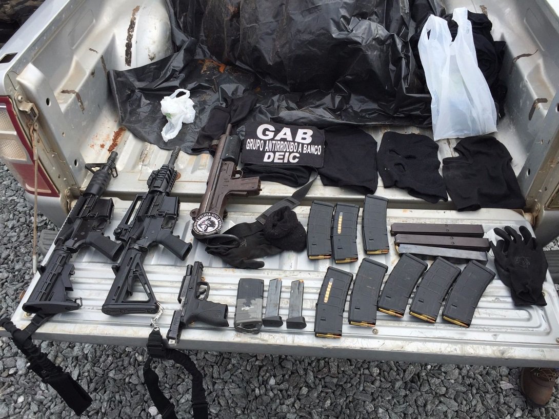 A Polícia Civil, por meio do Grupo Antirroubo a Bancos (GAB) e da Gerência de Operações de Inteligência (GOI), apresentou esta semana a maior apreensão de armas de grosso calibre realizada em Goiás neste ano; foram encontrados dois fuzis, uma submetralhadora de calibre 9 mm, uma pistola com kit rajada, 15 carregadores e 500 munições; armas estavam dentro de um veículo em Aparecida de Goiânia; as investigações tiveram início há três meses e as armas foram localizadas no dia 21 de outubro; de acordo com o titular do GAB, delegado Alex Vasconcelos, a suspeita é de que uma associação criminosa do Pará e de São Paulo se articulava para agir em Goiás (Foto: José Barbacena) A Polícia Civil, por meio do Grupo Antirroubo a Bancos (GAB) e da Gerência de Operações de Inteligência (GOI), apresentou esta semana a maior apreensão de armas de grosso calibre realizada em Goiás neste ano; foram encontrados dois fuzis, uma submetralhadora de calibre 9 mm, uma pistola com kit rajada, 15 carregadores e 500 munições; armas estavam dentro de um veículo em Aparecida de Goiânia; as investigações tiveram início há três meses e as armas foram localizadas no dia 21 de outubro; de acordo com o titular do GAB, delegado Alex Vasconcelos, a suspeita é de que uma associação criminosa do Pará e de São Paulo se articulava para agir em Goiás