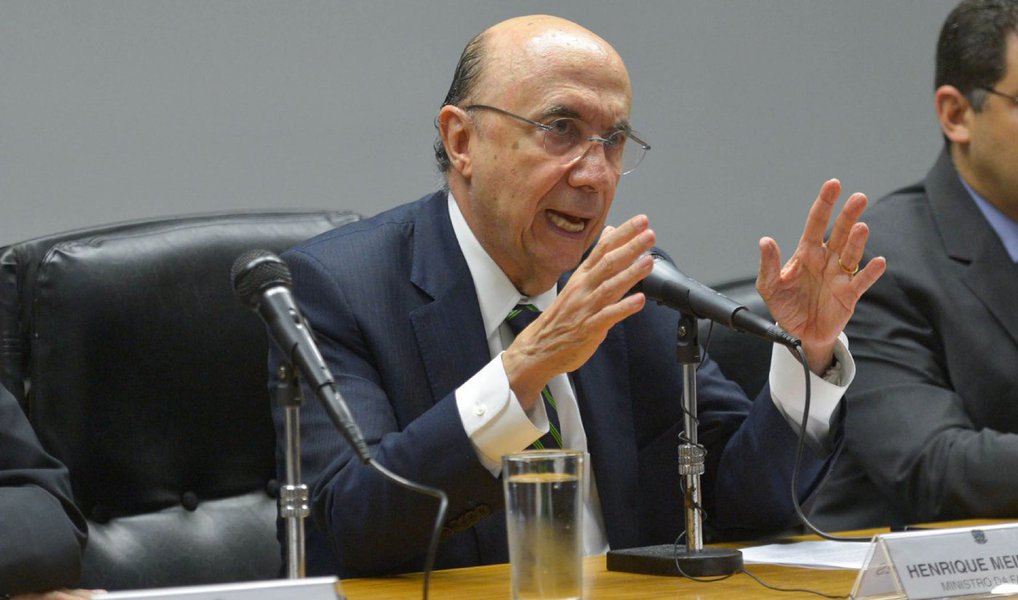Os Estados deixarão de pagar cerca de R$ 50 bilhões ao governo federal até 2018 por conta da renegociação de suas dívidas, segundo informou nesta segunda-feira (20) o ministro da Fazenda, Henrique Meirelles; de acordo com ele, R$ 20 bilhões deixam de ser pagos só em 2016, valor que já estaria incluído no déficit de R$ 170,5 bilhões para este ano; o valor da renúncia diminui a partir de 2017, quando os estados voltam a fazer pagamentos - mas em parcelas com desconto; para o ano que vem, e para 2018, segundo Meirelles, o governo federal deixa de receber R$ 15 bilhões; (Foto: Valter Lima) Os Estados deixarão de pagar cerca de R$ 50 bilhões ao governo federal até 2018 por conta da renegociação de suas dívidas, segundo informou nesta segunda-feira (20) o ministro da Fazenda, Henrique Meirelles; de acordo com ele, R$ 20 bilhões deixam de ser pagos só em 2016, valor que já estaria incluído no déficit de R$ 170,5 bilhões para este ano; o valor da renúncia diminui a partir de 2017, quando os estados voltam a fazer pagamentos - mas em parcelas com desconto; para o ano que vem, e para 2018, segundo Meirelles, o governo federal deixa de receber R$ 15 bilhões;
