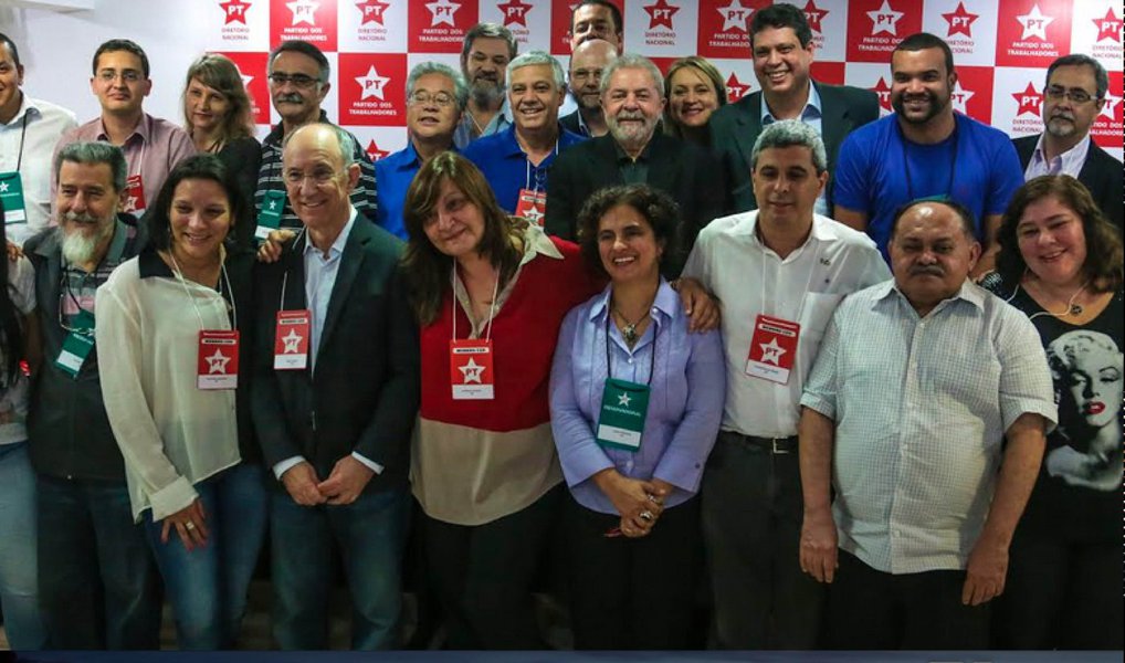 O ex-presidente Lula participou, nesta quarta (30), de reunião com a Executiva Nacional do PT, em São Paulo; durante o encontro, os dirigentes dialogaram sobre a retomada e ampliação das mobilizações populares, conjuntura nacional, unificação e fortalecimento da esquerda no país; o ex-presidente também falou sobre a importância do debate político qualificado, sem agressões; Lula ainda sugeriu mais articulação nos estados e apoio na ativação da mobilização, destacando a necessidade de mais mobilizações populares e a importância de se fazer a defesa do PT contra a campanha seletiva de criminalização do partido (Foto: Valter Lima) O ex-presidente Lula participou, nesta quarta (30), de reunião com a Executiva Nacional do PT, em São Paulo; durante o encontro, os dirigentes dialogaram sobre a retomada e ampliação das mobilizações populares, conjuntura nacional, unificação e fortalecimento da esquerda no país; o ex-presidente também falou sobre a importância do debate político qualificado, sem agressões; Lula ainda sugeriu mais articulação nos estados e apoio na ativação da mobilização, destacando a necessidade de mais mobilizações populares e a importância de se fazer a defesa do PT contra a campanha seletiva de criminalização do partido