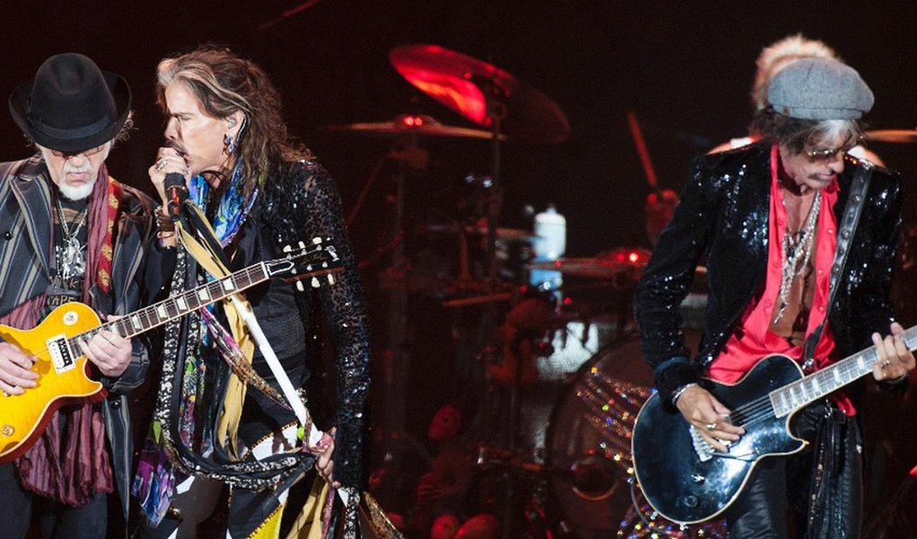 "O Aerosmith irá voltar a cruzar o Atlântico com um dos maiores shows de rock já vistos e sem dúvida será o evento imperdível definitivo de 2017, quando a banda embarca nesta sua turnê 'de despedida' dizendo 'Aero-Vederci Baby!'", informou um comunicado dos roqueiros, que estão juntos há cerca de 45 anos; turnê começará por Israel (Foto: Gisele Federicce) "O Aerosmith irá voltar a cruzar o Atlântico com um dos maiores shows de rock já vistos e sem dúvida será o evento imperdível definitivo de 2017, quando a banda embarca nesta sua turnê 'de despedida' dizendo 'Aero-Vederci Baby!'", informou um comunicado dos roqueiros, que estão juntos há cerca de 45 anos; turnê começará por Israel